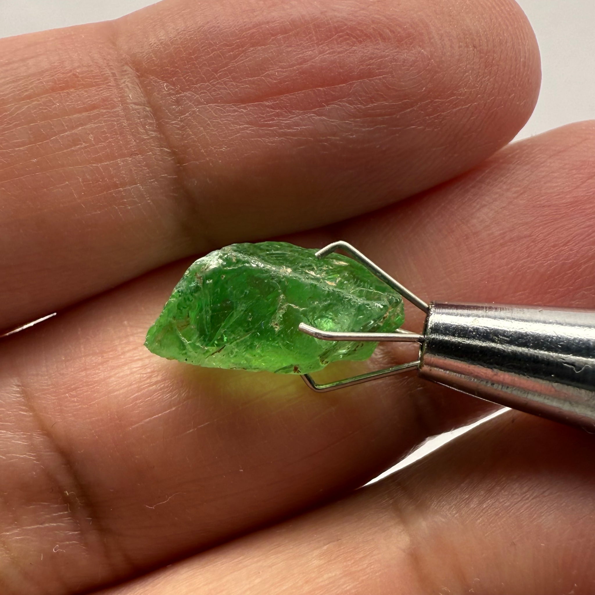 Tsavorite, 8.34ct, Tanzania, Untreated Unheated, cracks and veils in the stone, have a look at the video for positioning