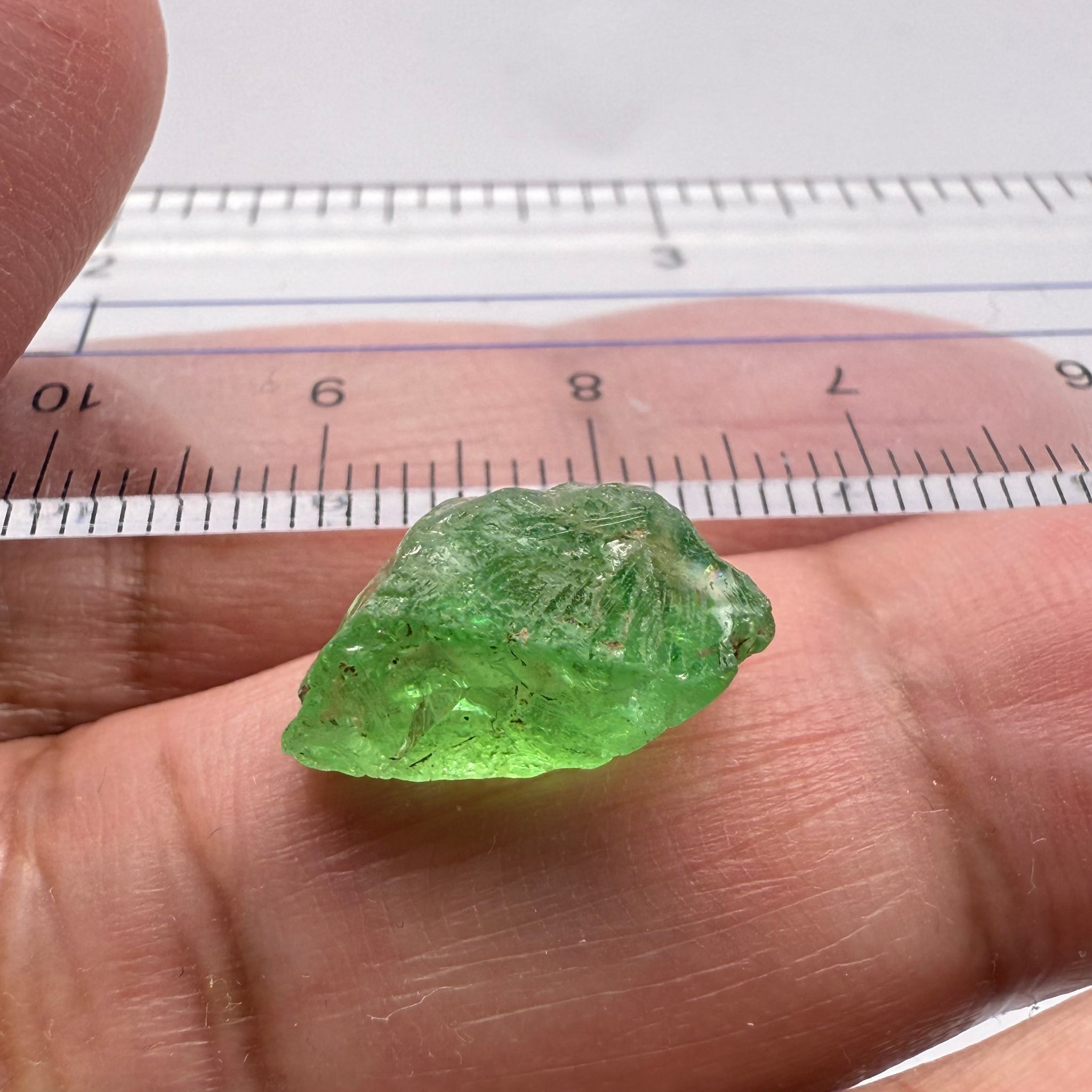 Tsavorite, 8.34ct, Tanzania, Untreated Unheated, cracks and veils in the stone, have a look at the video for positioning