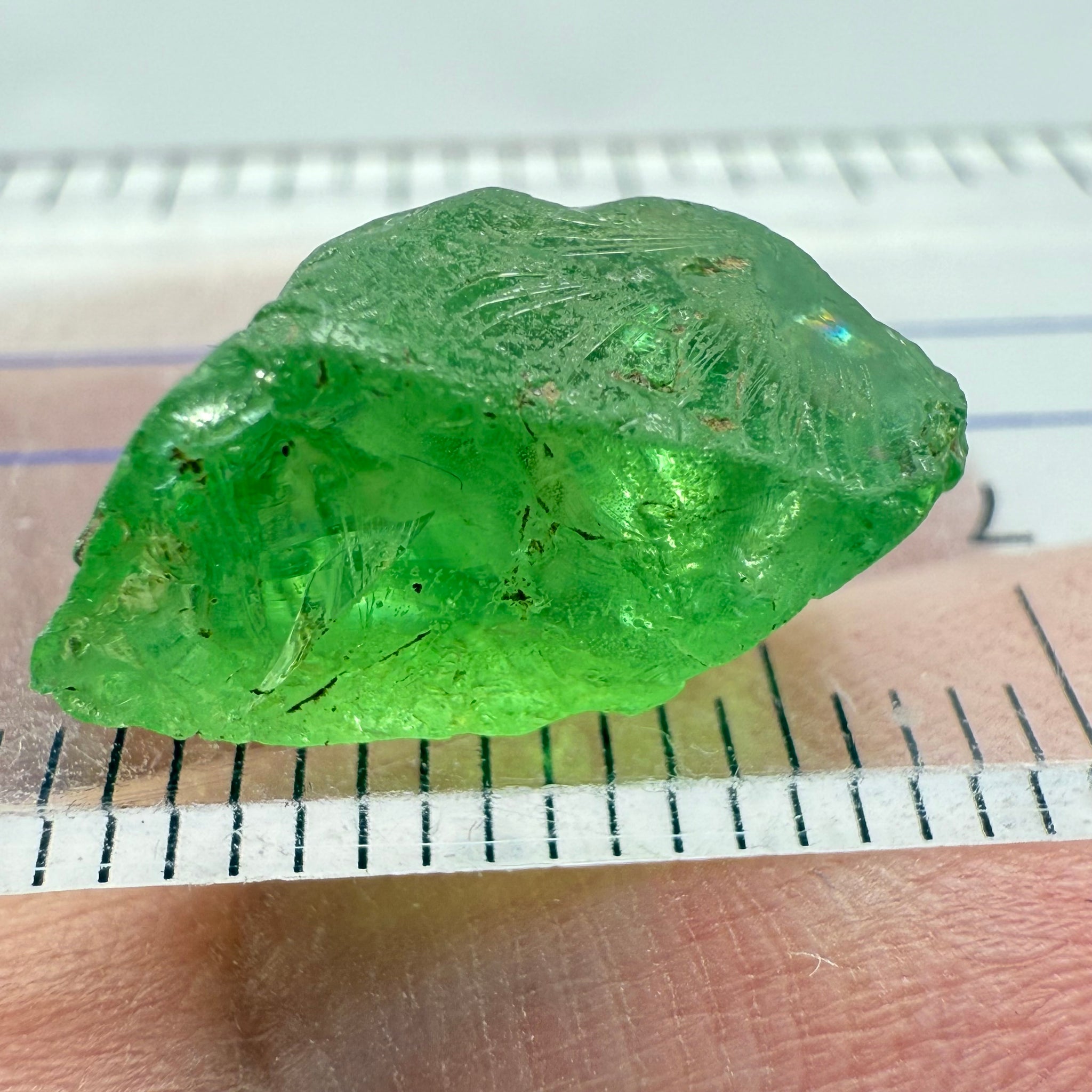 Tsavorite, 8.34ct, Tanzania, Untreated Unheated, cracks and veils in the stone, have a look at the video for positioning