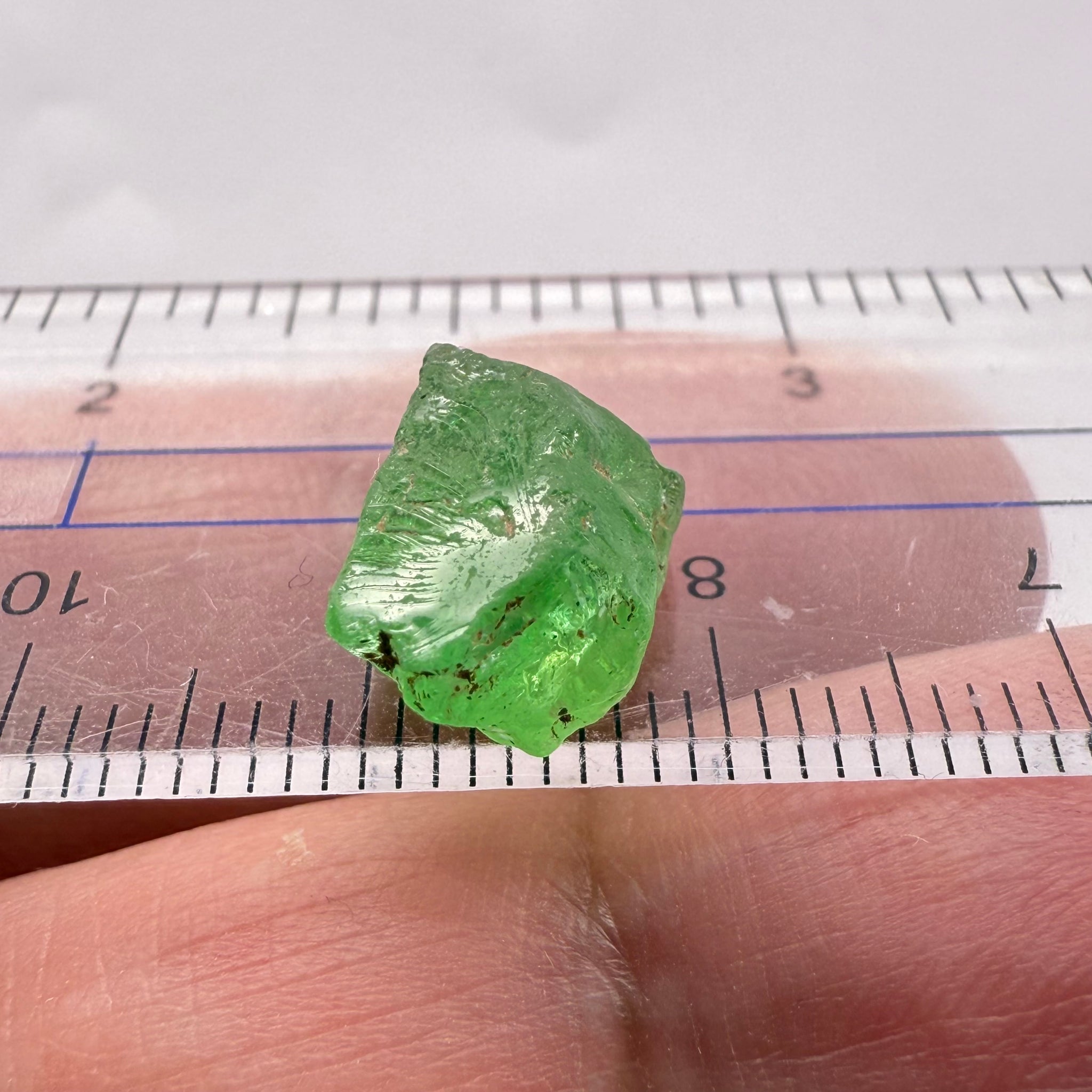 Tsavorite, 8.34ct, Tanzania, Untreated Unheated, cracks and veils in the stone, have a look at the video for positioning
