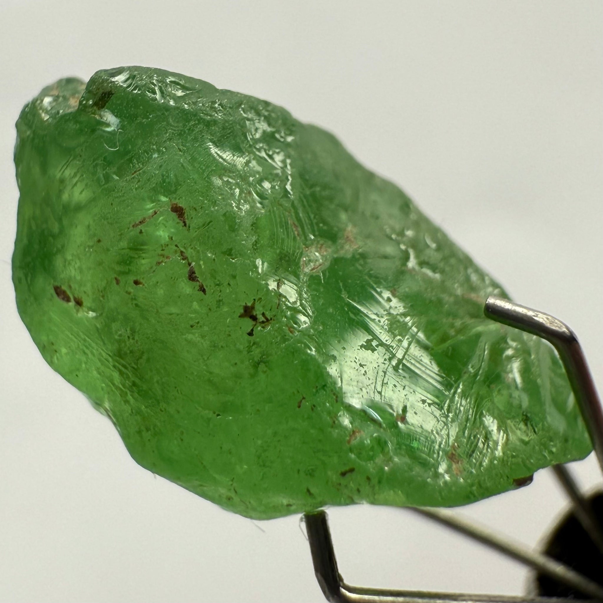 Tsavorite, 8.34ct, Tanzania, Untreated Unheated, cracks and veils in the stone, have a look at the video for positioning