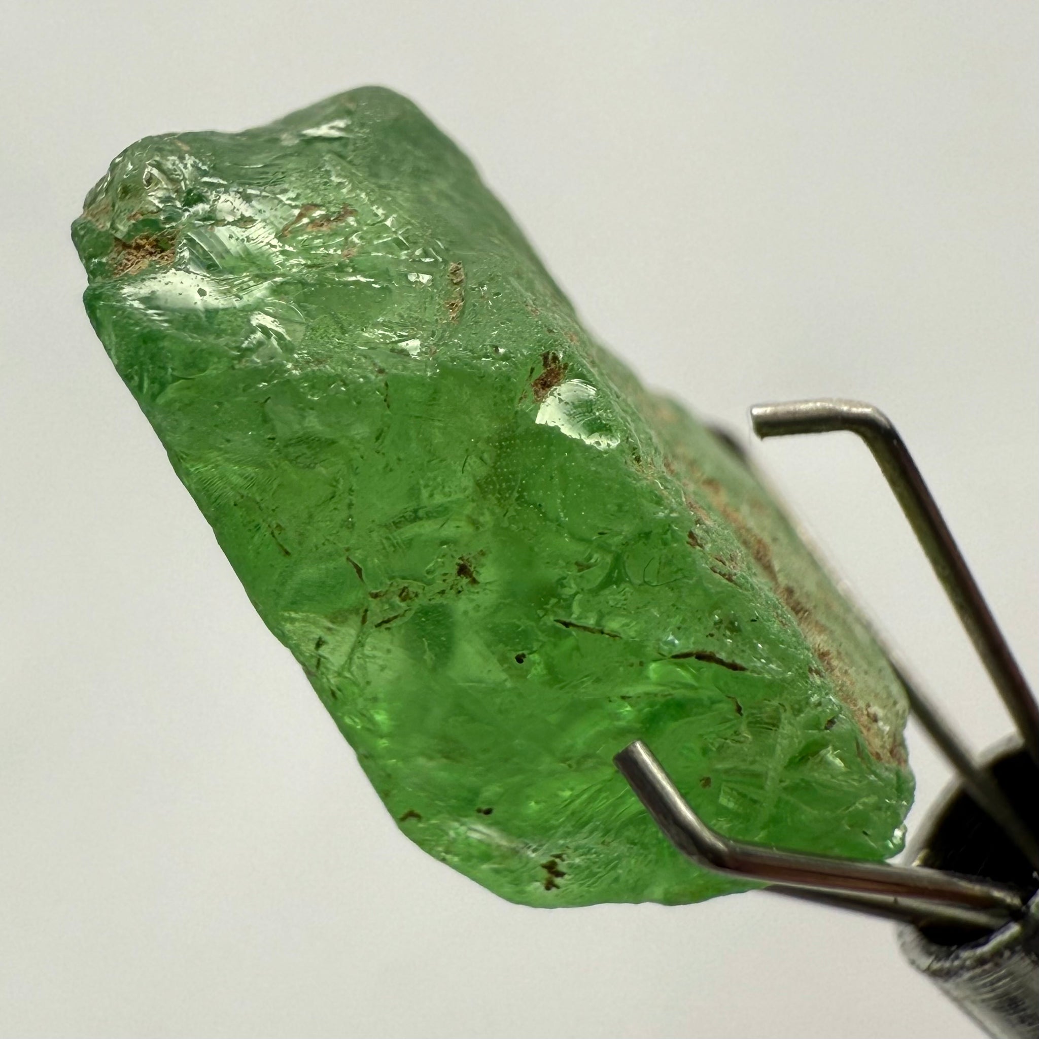Tsavorite, 8.34ct, Tanzania, Untreated Unheated, cracks and veils in the stone, have a look at the video for positioning