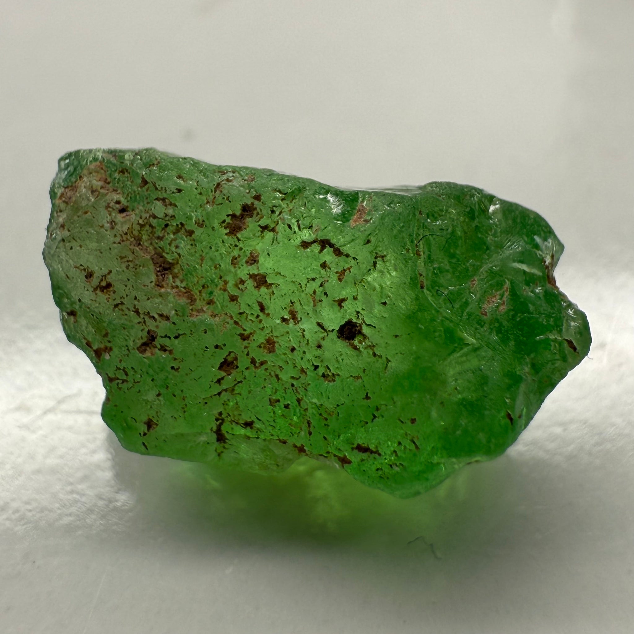 Tsavorite, 8.34ct, Tanzania, Untreated Unheated, cracks and veils in the stone, have a look at the video for positioning