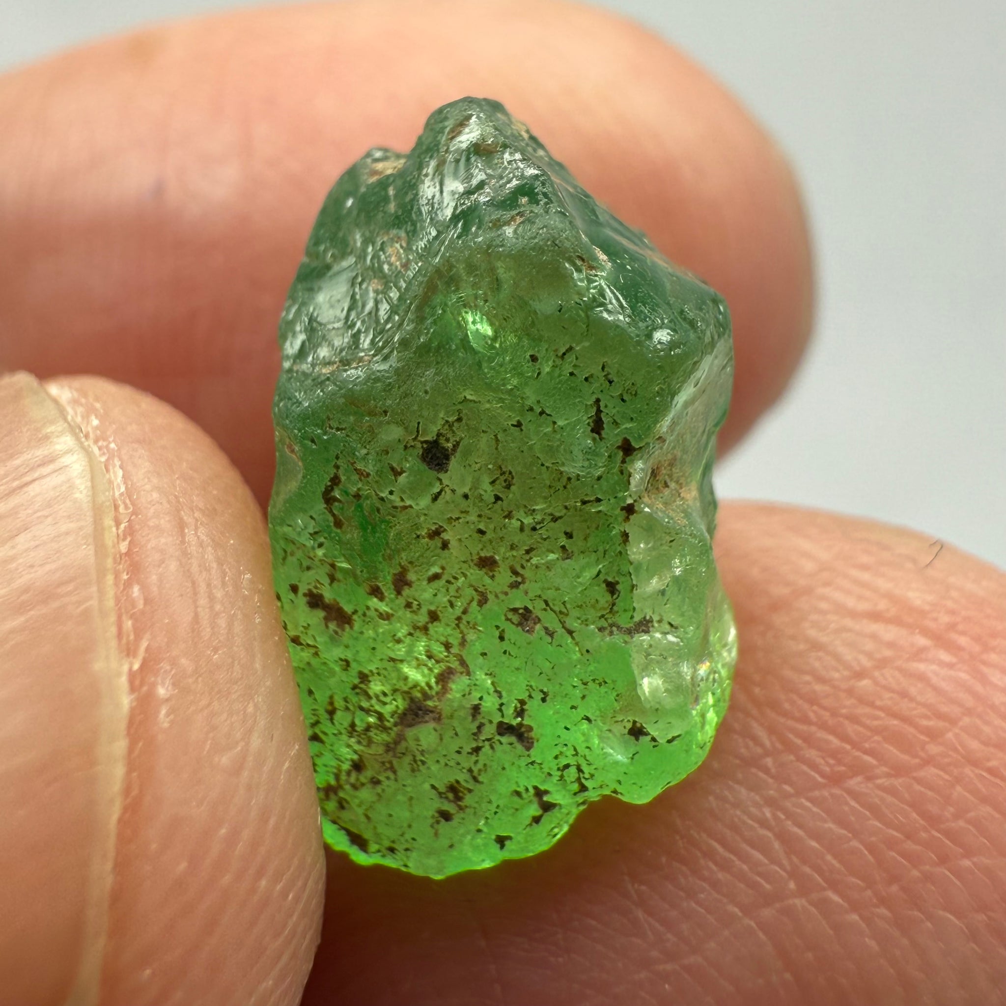 Tsavorite, 8.34ct, Tanzania, Untreated Unheated, cracks and veils in the stone, have a look at the video for positioning