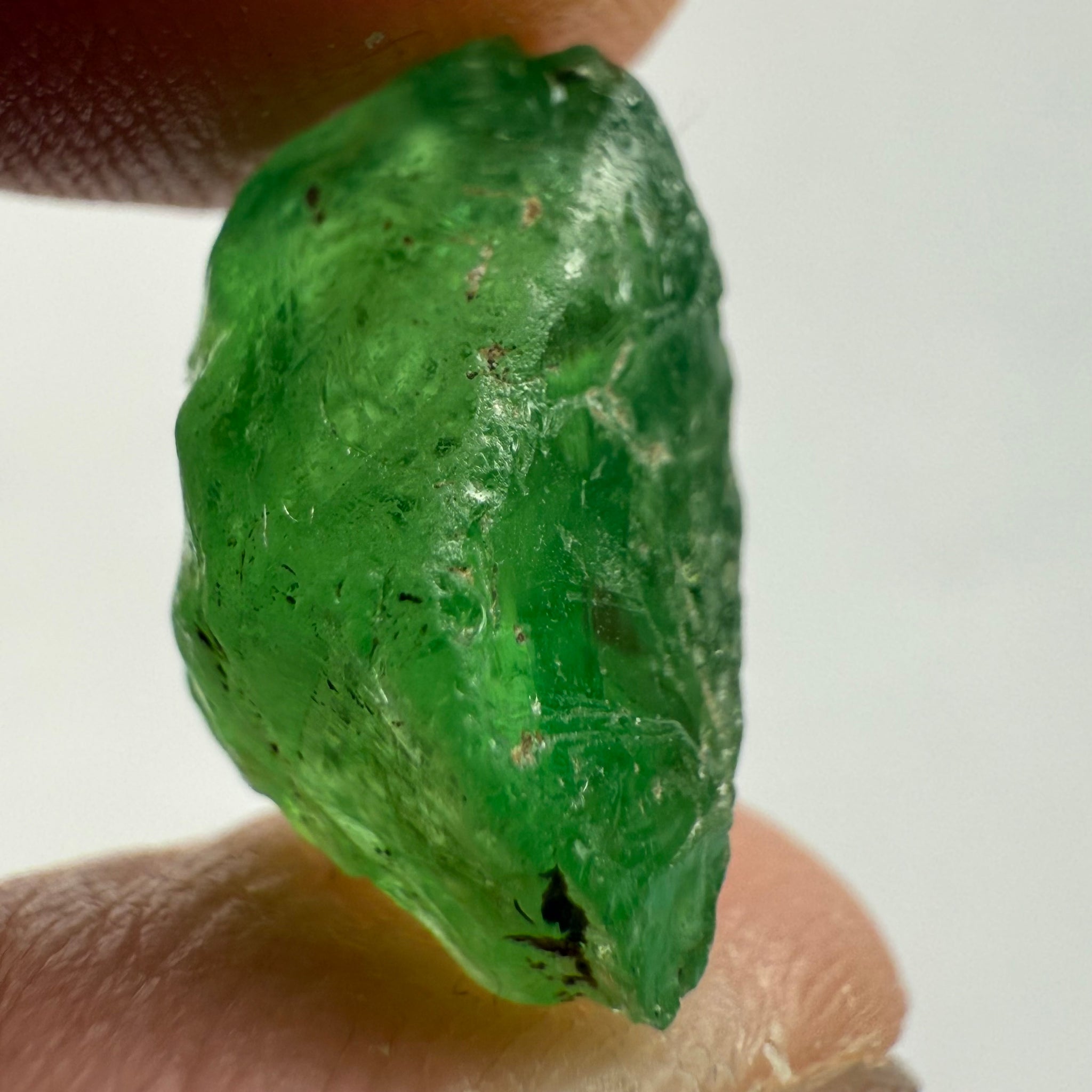 Tsavorite, 8.34ct, Tanzania, Untreated Unheated, cracks and veils in the stone, have a look at the video for positioning