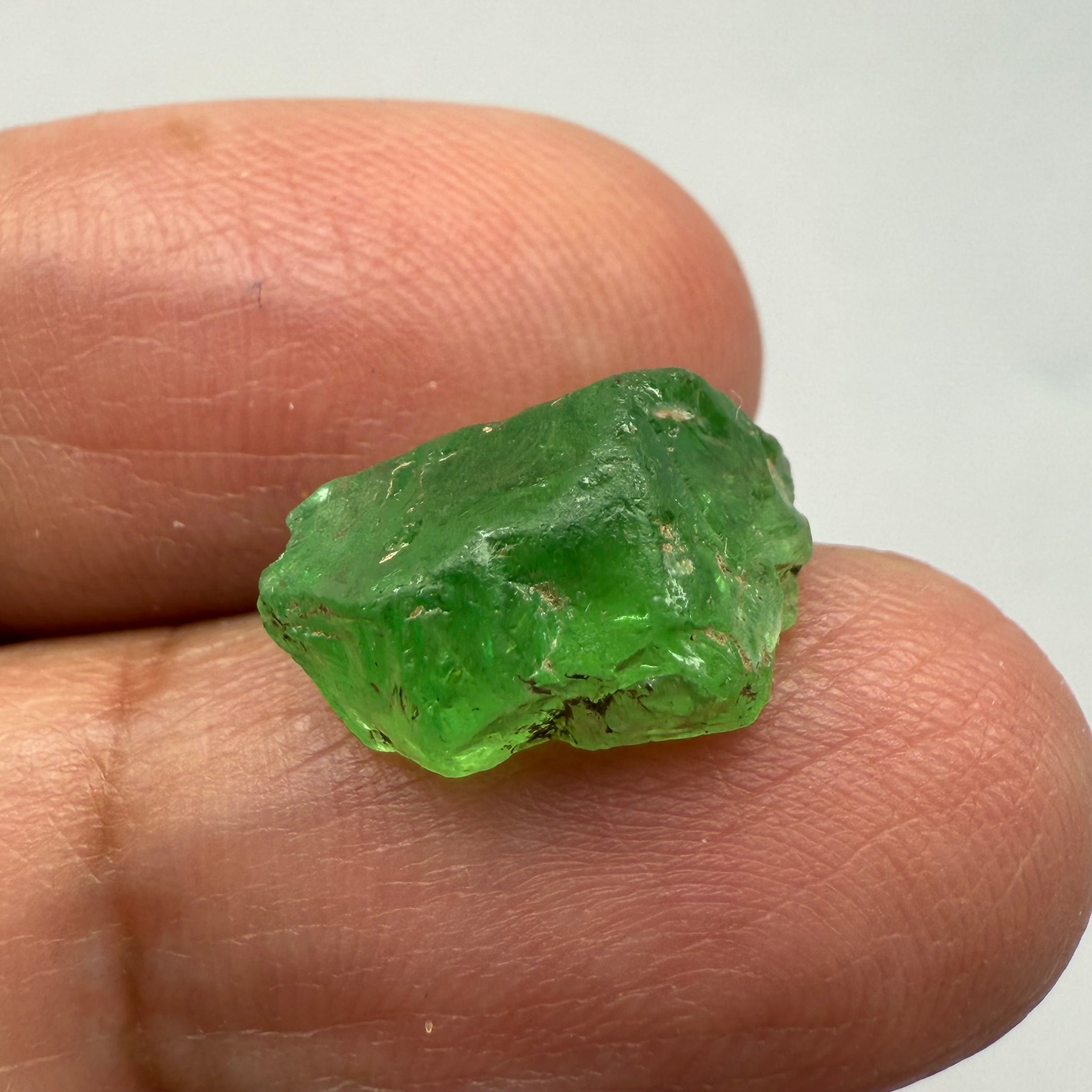 Tsavorite, 8.34ct, Tanzania, Untreated Unheated, cracks and veils in the stone, have a look at the video for positioning