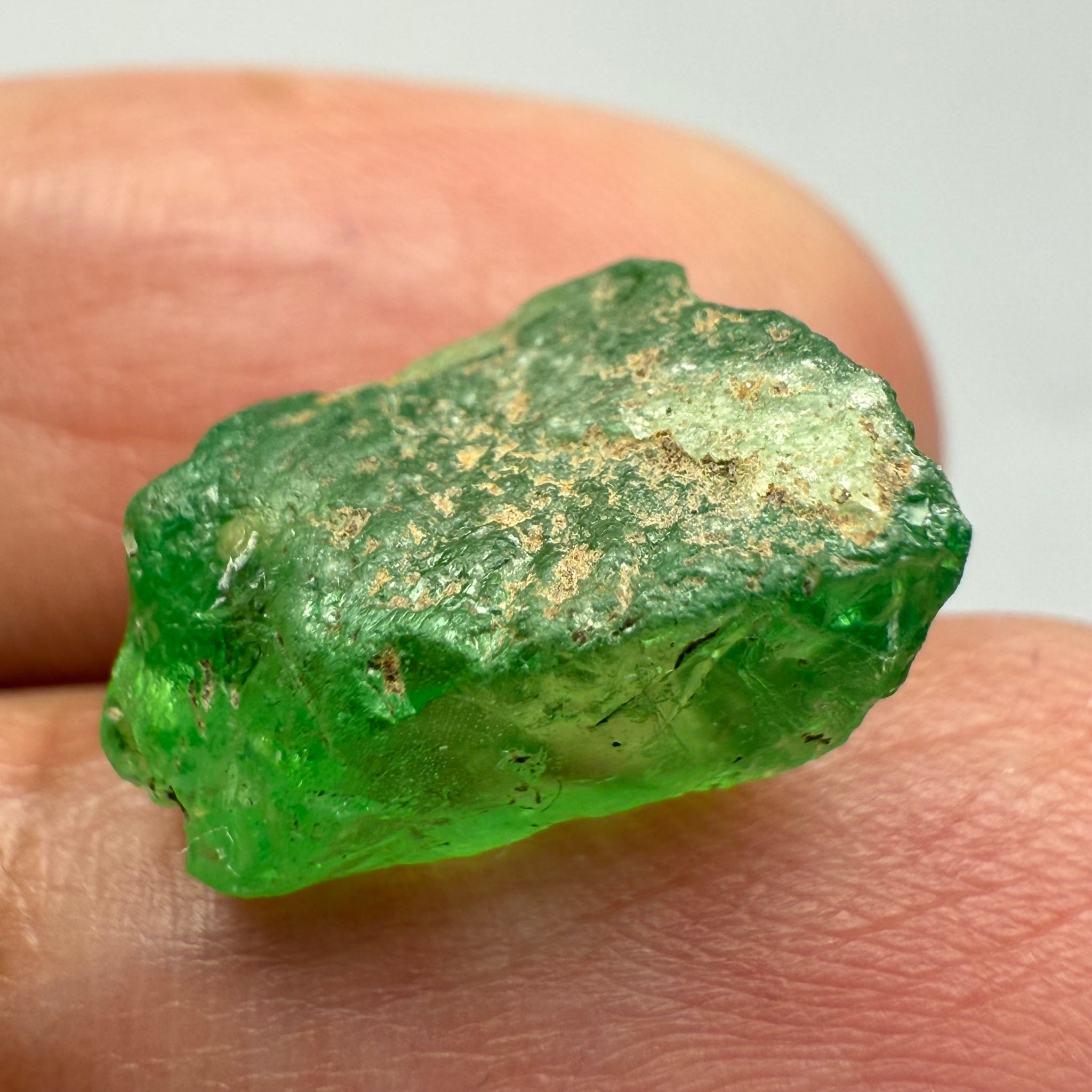 Tsavorite, 8.34ct, Tanzania, Untreated Unheated, cracks and veils in the stone, have a look at the video for positioning