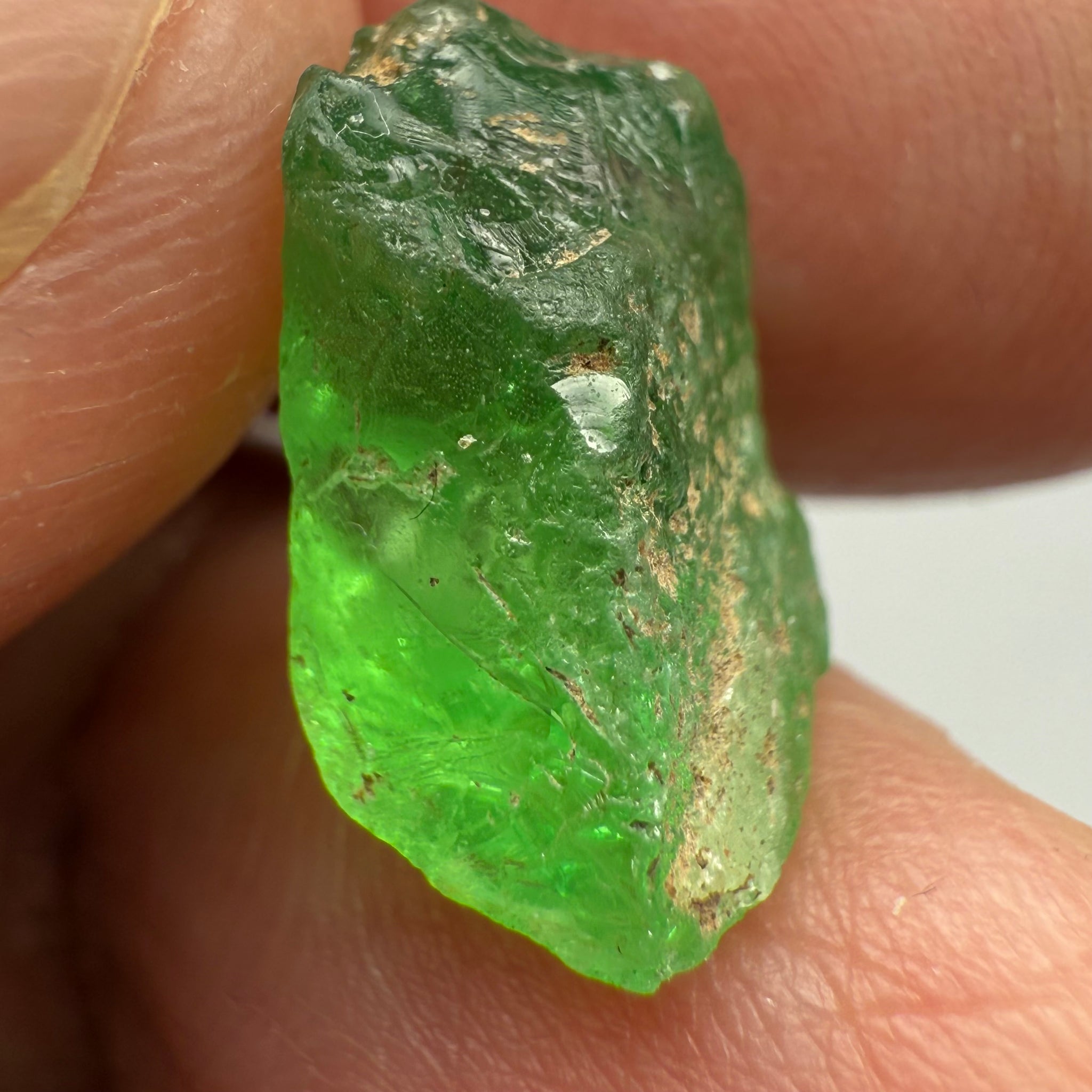 Tsavorite, 8.34ct, Tanzania, Untreated Unheated, cracks and veils in the stone, have a look at the video for positioning