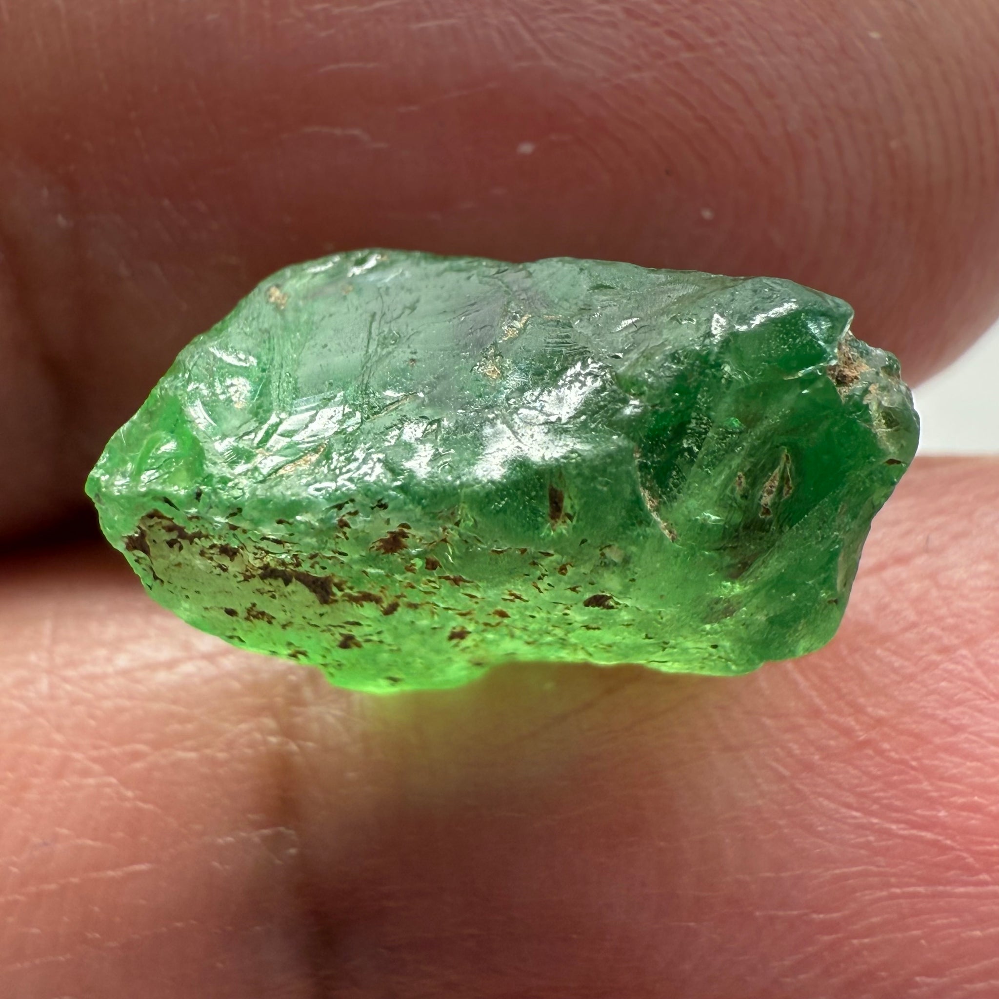 Tsavorite, 8.34ct, Tanzania, Untreated Unheated, cracks and veils in the stone, have a look at the video for positioning