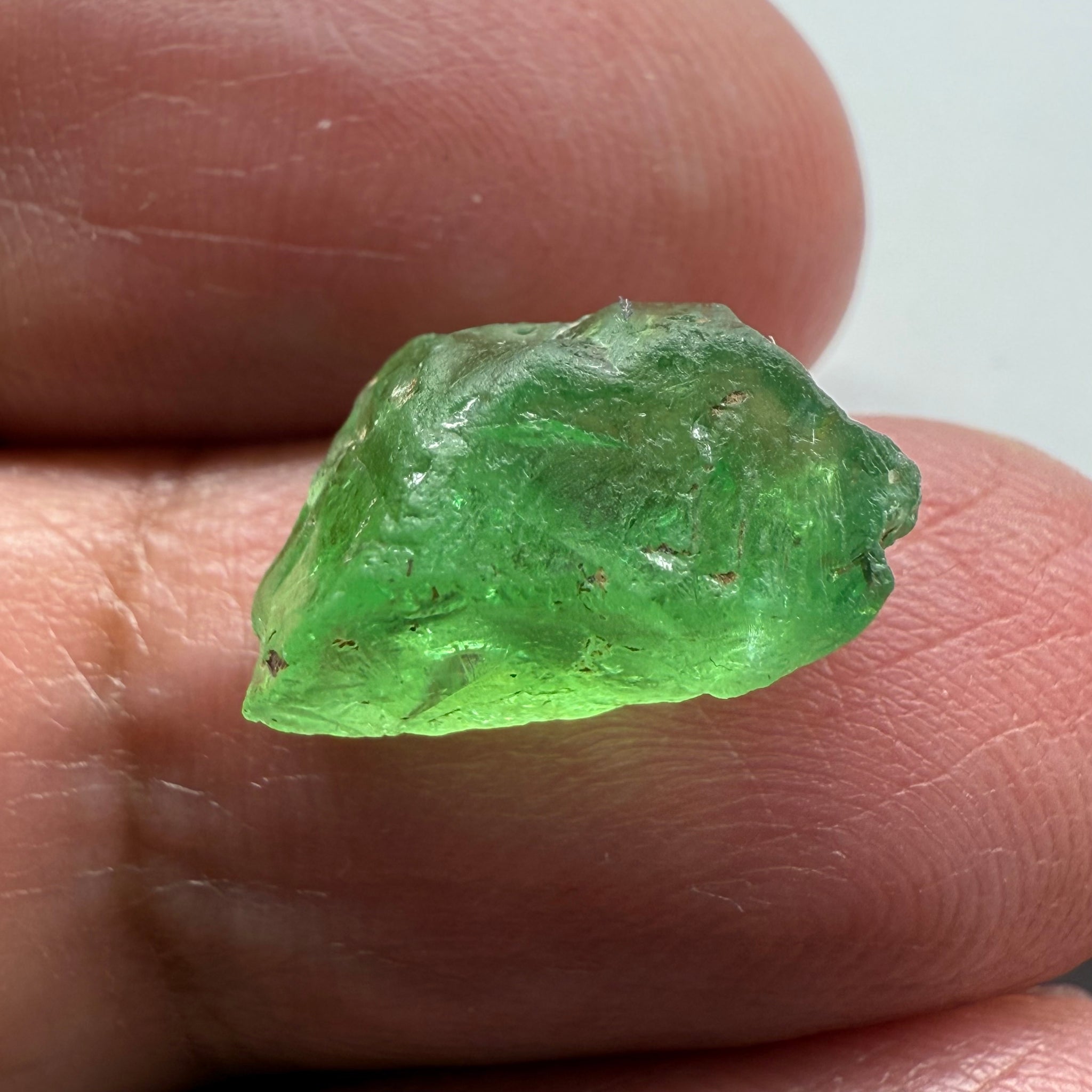 Tsavorite, 8.34ct, Tanzania, Untreated Unheated, cracks and veils in the stone, have a look at the video for positioning