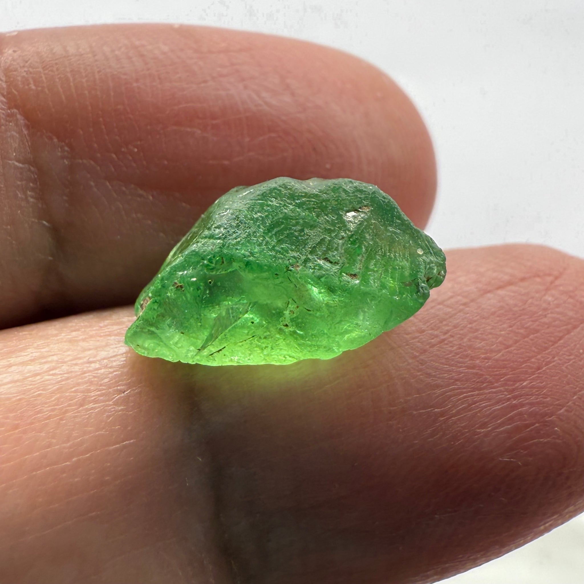 Tsavorite, 8.34ct, Tanzania, Untreated Unheated, cracks and veils in the stone, have a look at the video for positioning