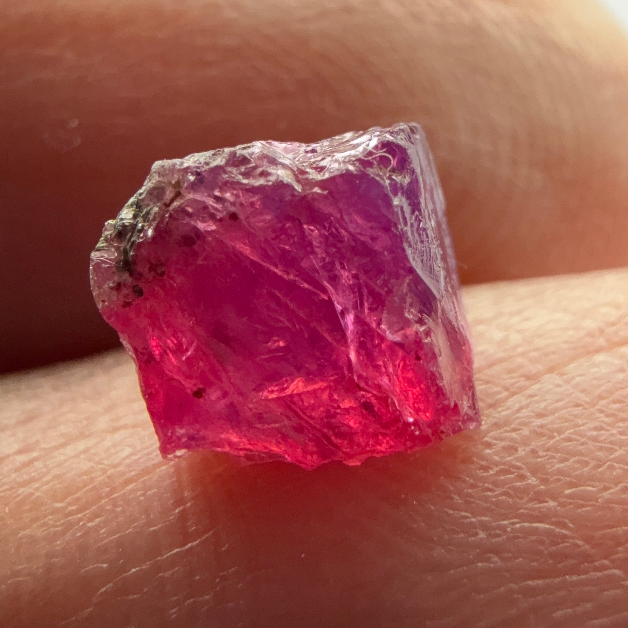 Winza Sapphire/Ruby, 2.35ct, Winza, Tanzania, Untreated Unheated, crack right in the middle! But great for those of you looking to add a stone like this to your collection