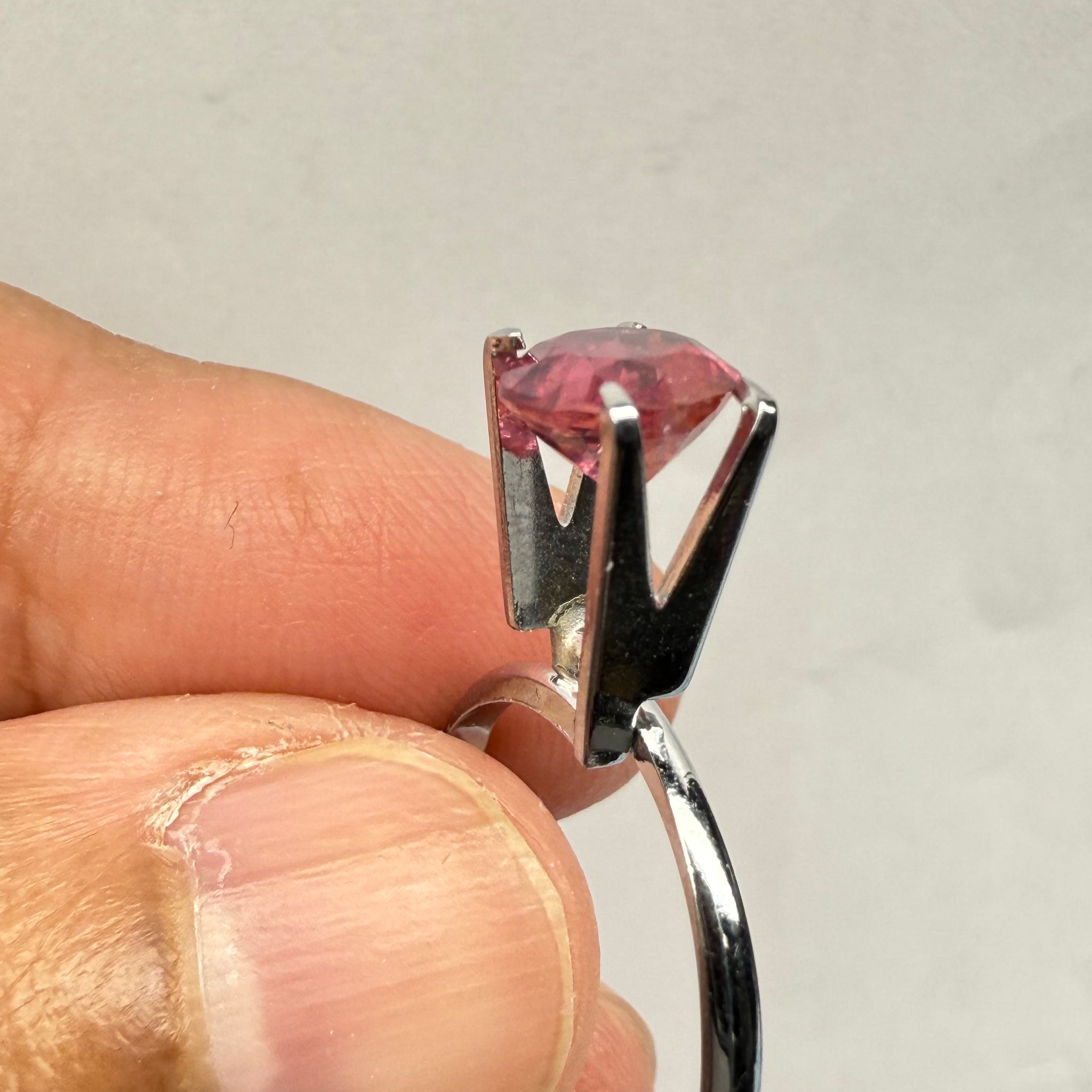 Winza Sapphire, native cut in Tanzania, 1.80ct, Winza, Tanzania, Untreated Unheated, pictures taken on a gem display ring, have a look