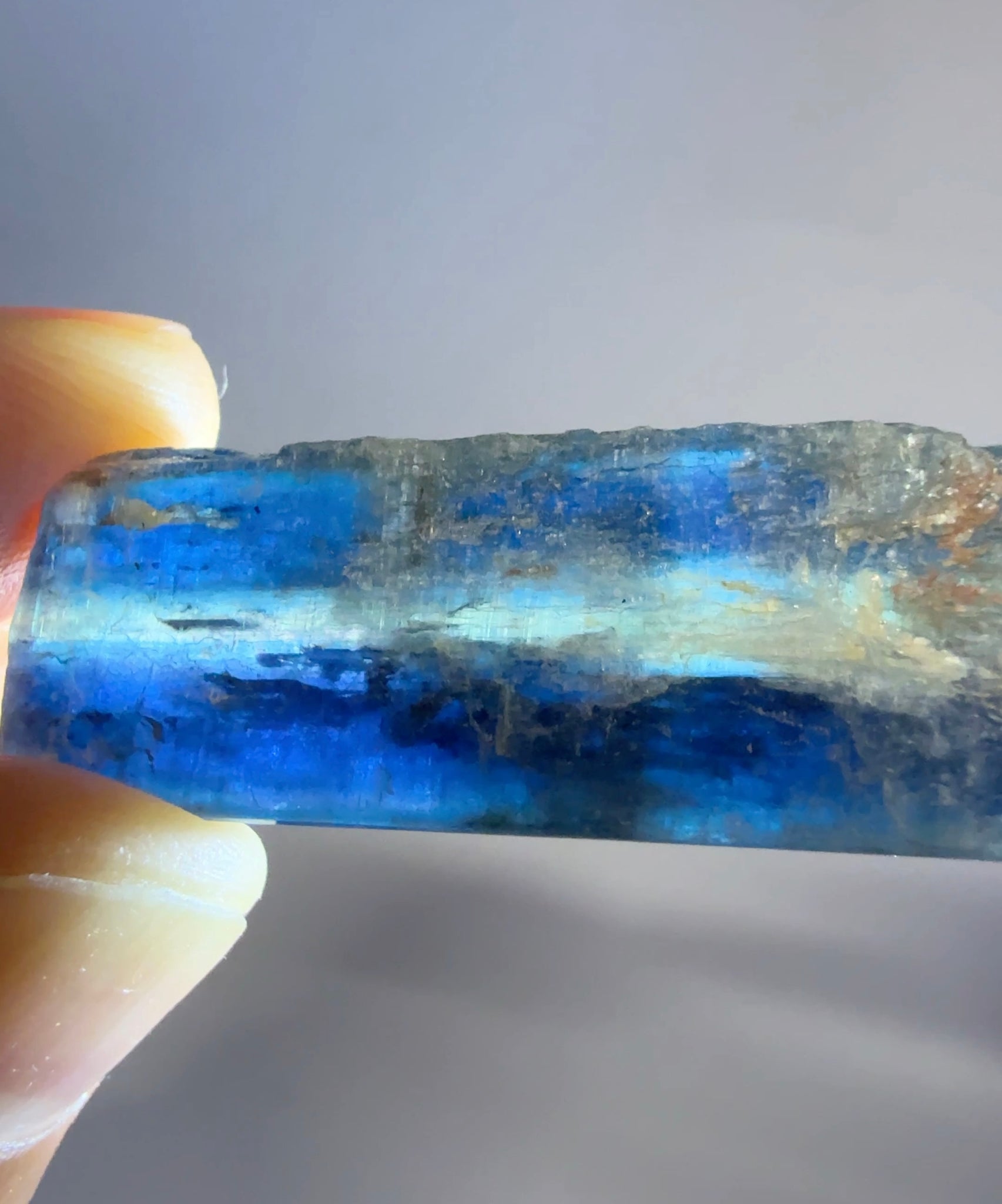 Gem Torch by Gemstone Masters, 6 function gem torch, strong power UV 365nm and 395nm, belt clip and 2 light focusing cones, 98% cri white bulb, 2-year warranty (excluding damage or wear and tear), we are the agents for this. Ships worldwide