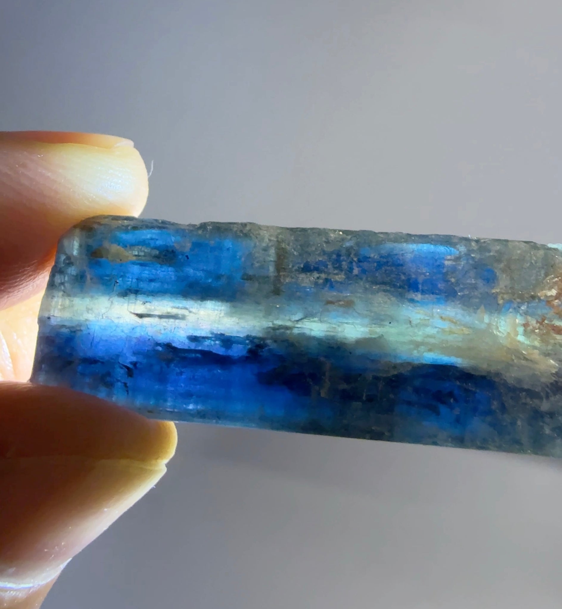 Gem Torch by Gemstone Masters, 6 function gem torch, strong power UV 365nm and 395nm, belt clip and 2 light focusing cones, 98% cri white bulb, 2-year warranty (excluding damage or wear and tear), we are the agents for this. Ships worldwide