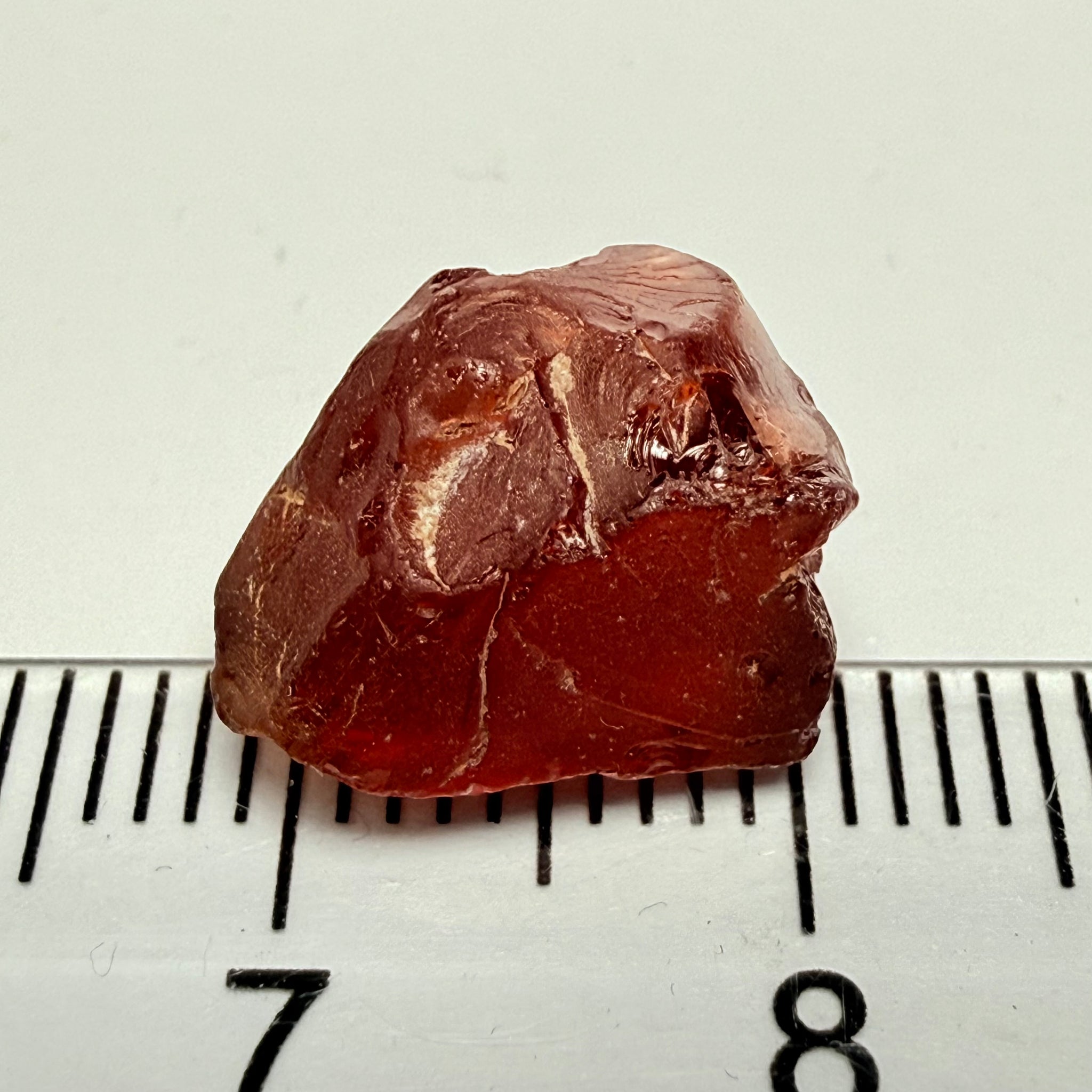 Malaya Garnet, 8.60ct, Tanzania, Untreated Unheated, vvs, with slight cracks on the outside at one end, see next pics I have circled them, they will grind off on preform