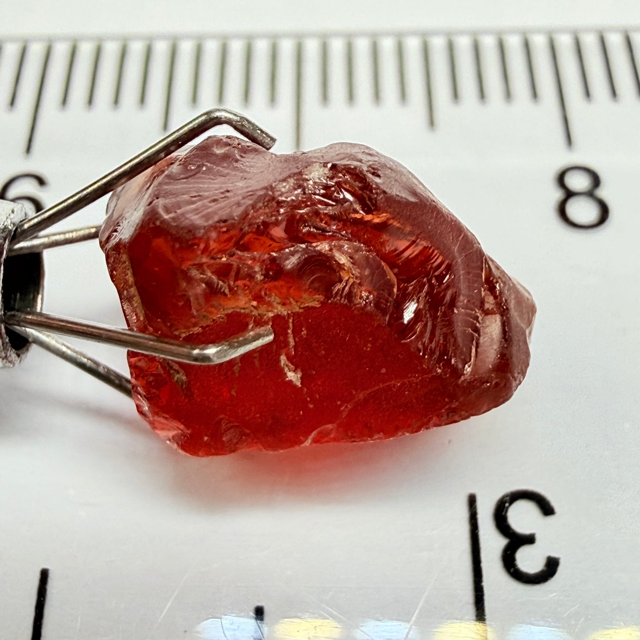 Malaya Garnet, 8.60ct, Tanzania, Untreated Unheated, vvs, with slight cracks on the outside at one end, see next pics I have circled them, they will grind off on preform