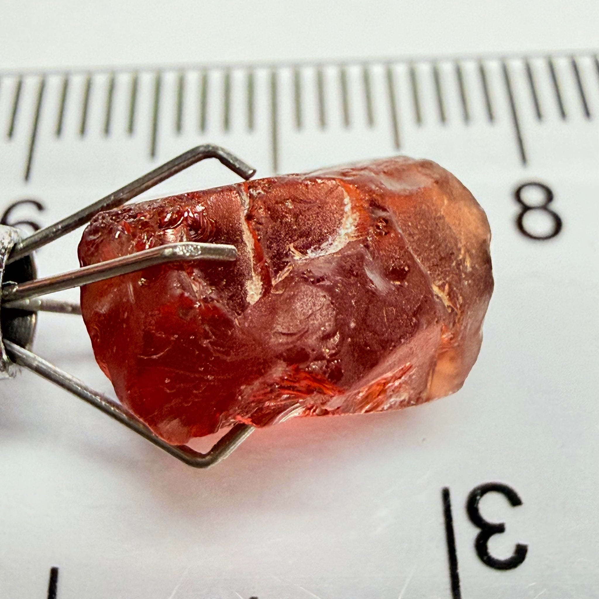 Malaya Garnet, 8.60ct, Tanzania, Untreated Unheated, vvs, with slight cracks on the outside at one end, see next pics I have circled them, they will grind off on preform