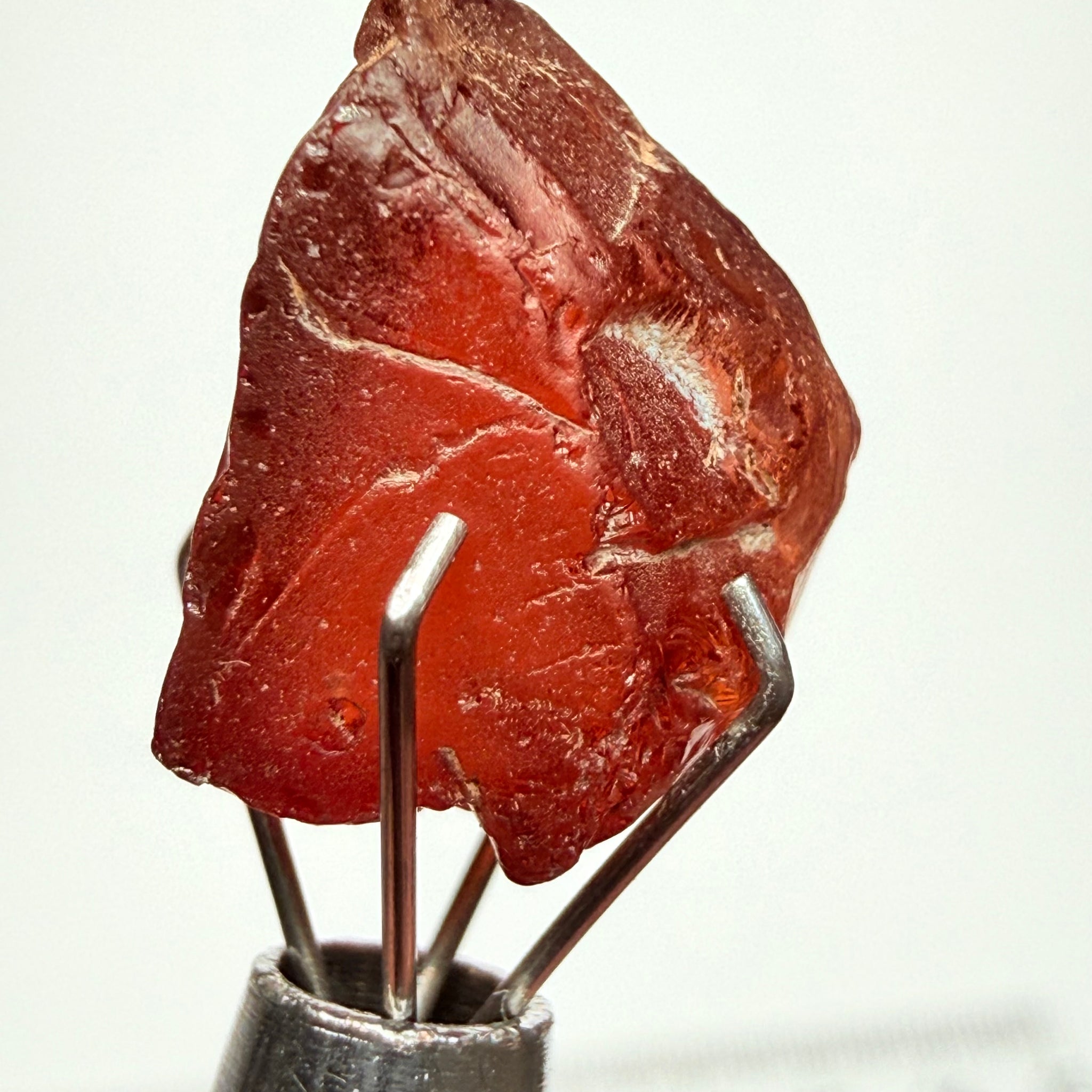 Malaya Garnet, 8.60ct, Tanzania, Untreated Unheated, vvs, with slight cracks on the outside at one end, see next pics I have circled them, they will grind off on preform