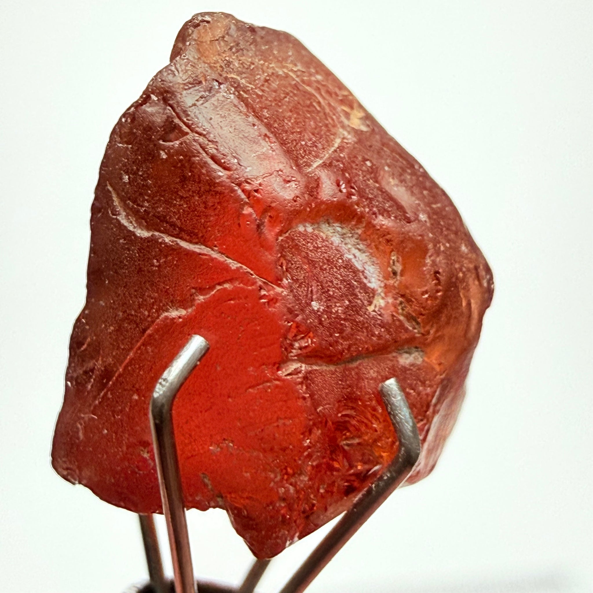 Malaya Garnet, 8.60ct, Tanzania, Untreated Unheated, vvs, with slight cracks on the outside at one end, see next pics I have circled them, they will grind off on preform