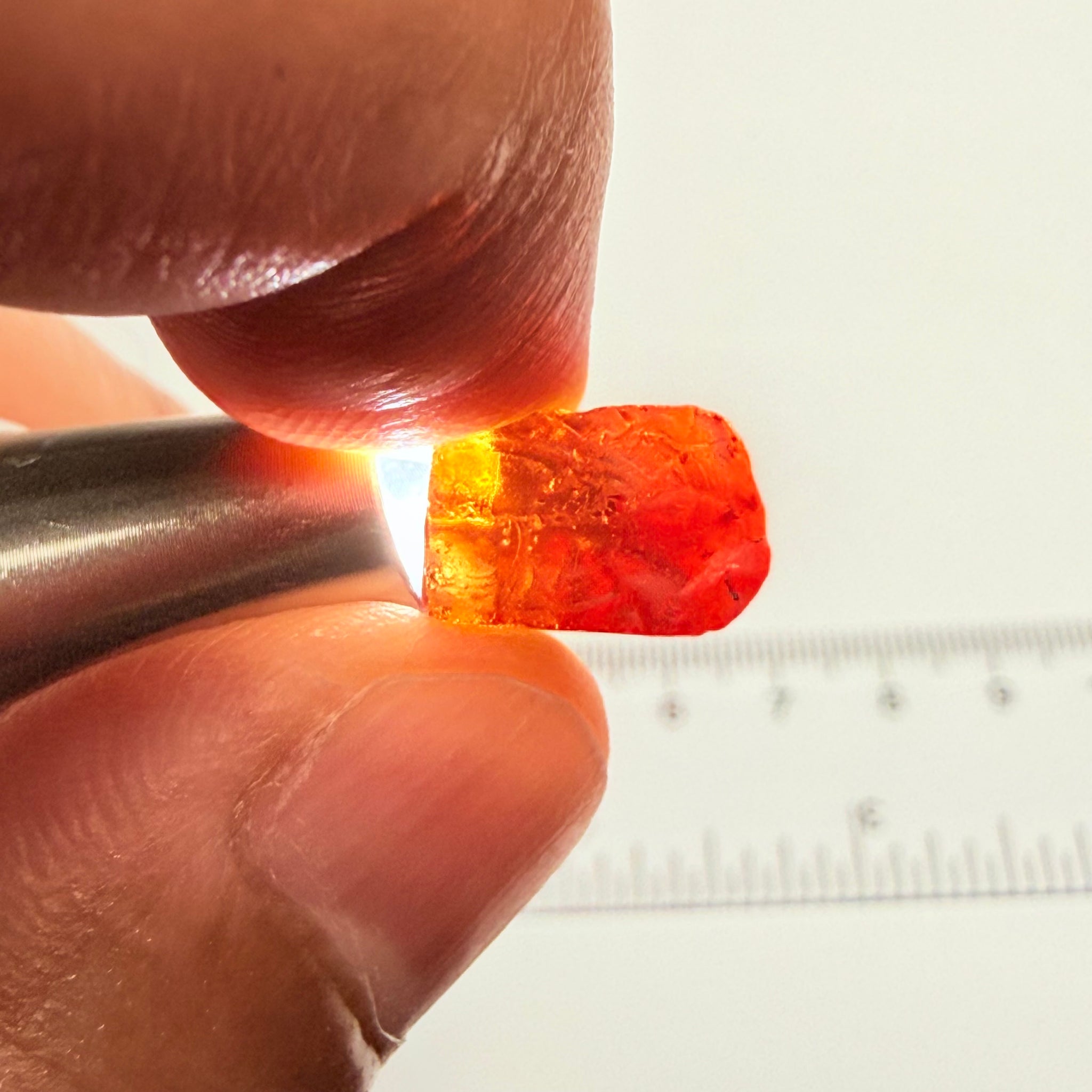 Malaya Garnet, 8.60ct, Tanzania, Untreated Unheated, vvs, with slight cracks on the outside at one end, see next pics I have circled them, they will grind off on preform