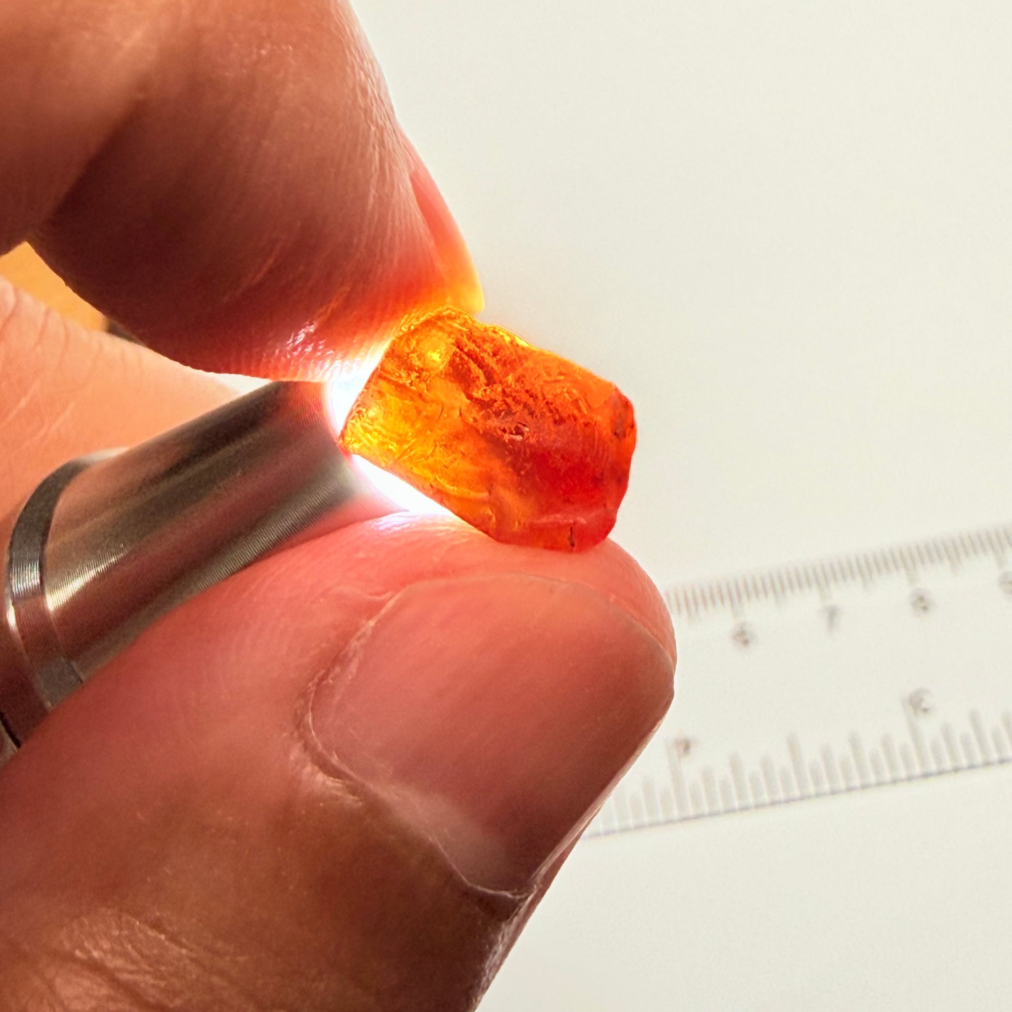 Malaya Garnet, 8.60ct, Tanzania, Untreated Unheated, vvs, with slight cracks on the outside at one end, see next pics I have circled them, they will grind off on preform