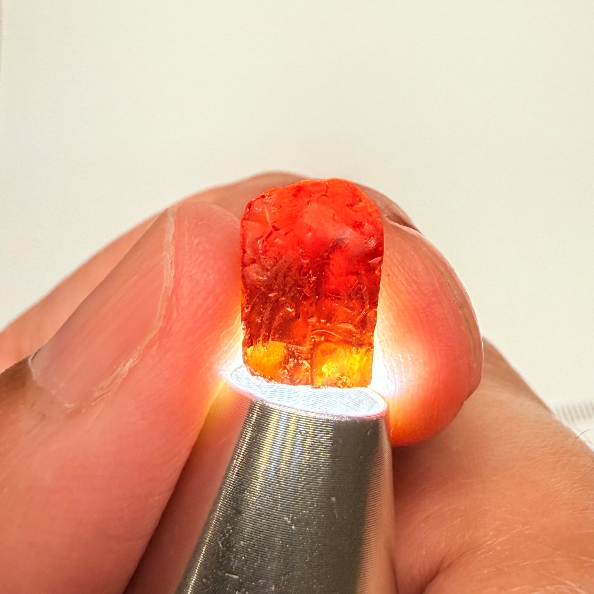Malaya Garnet, 8.60ct, Tanzania, Untreated Unheated, vvs, with slight cracks on the outside at one end, see next pics I have circled them, they will grind off on preform
