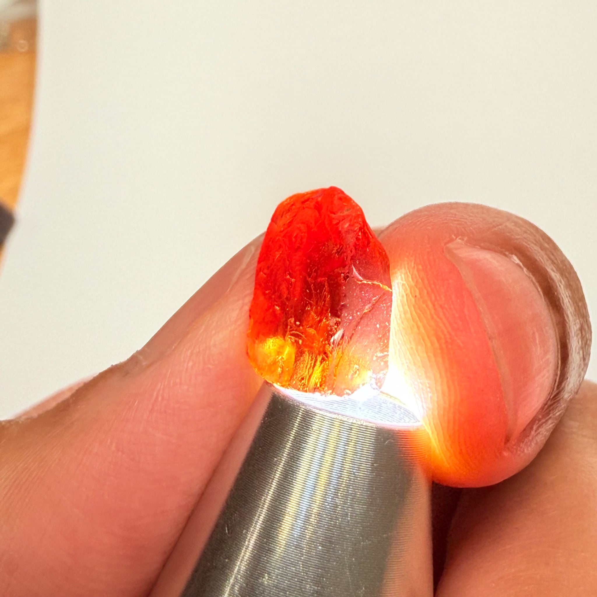Malaya Garnet, 8.60ct, Tanzania, Untreated Unheated, vvs, with slight cracks on the outside at one end, see next pics I have circled them, they will grind off on preform