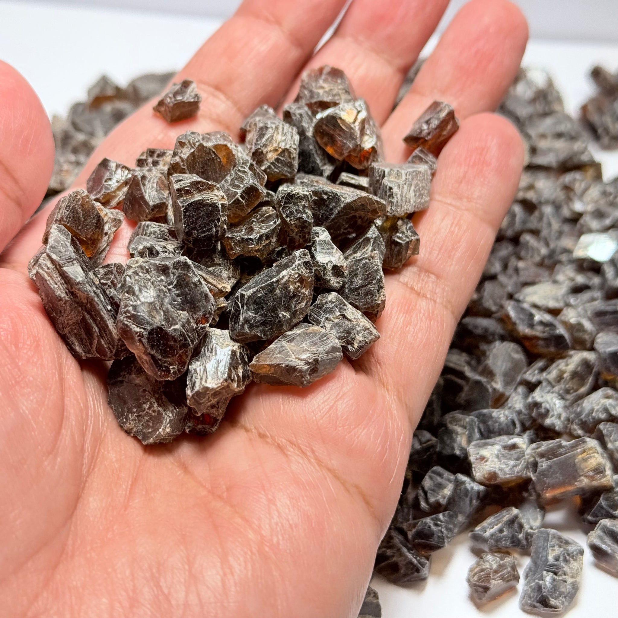 Enstatite Lot, 1.096kg / 5480ct, Tanzania, Untreated Unheated, this is a graded and cobbed lot, all are vvs and vvs-if with some having issues on the outside that will come off in pre-from, but excellent faceting grade lot. 11ct average