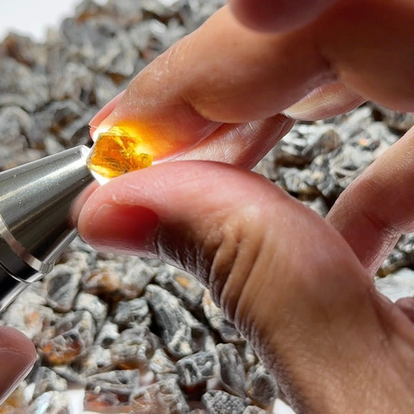 Enstatite Lot, 1.096kg / 5480ct, Tanzania, Untreated Unheated, this is a graded and cobbed lot, all are vvs and vvs-if with some having issues on the outside that will come off in pre-from, but excellent faceting grade lot. 11ct average