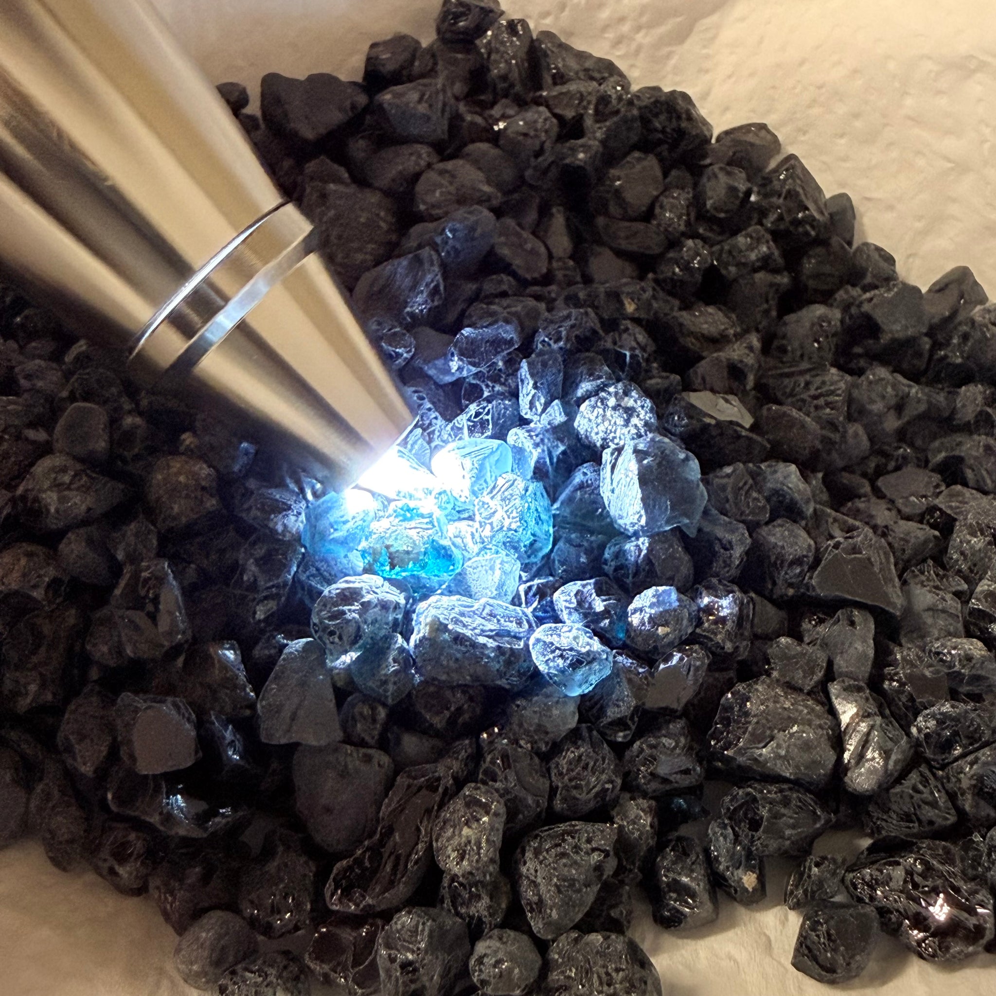 Midnight Blue Spinel Lot, 309.70gm / 1548.50ct, Mozambique, Untreated Unheated. All transparent stones, midnight blue but dark in normal light. See both videos. Almost all are vvs. Not sure if heat will lighten it. 3ct-11ct