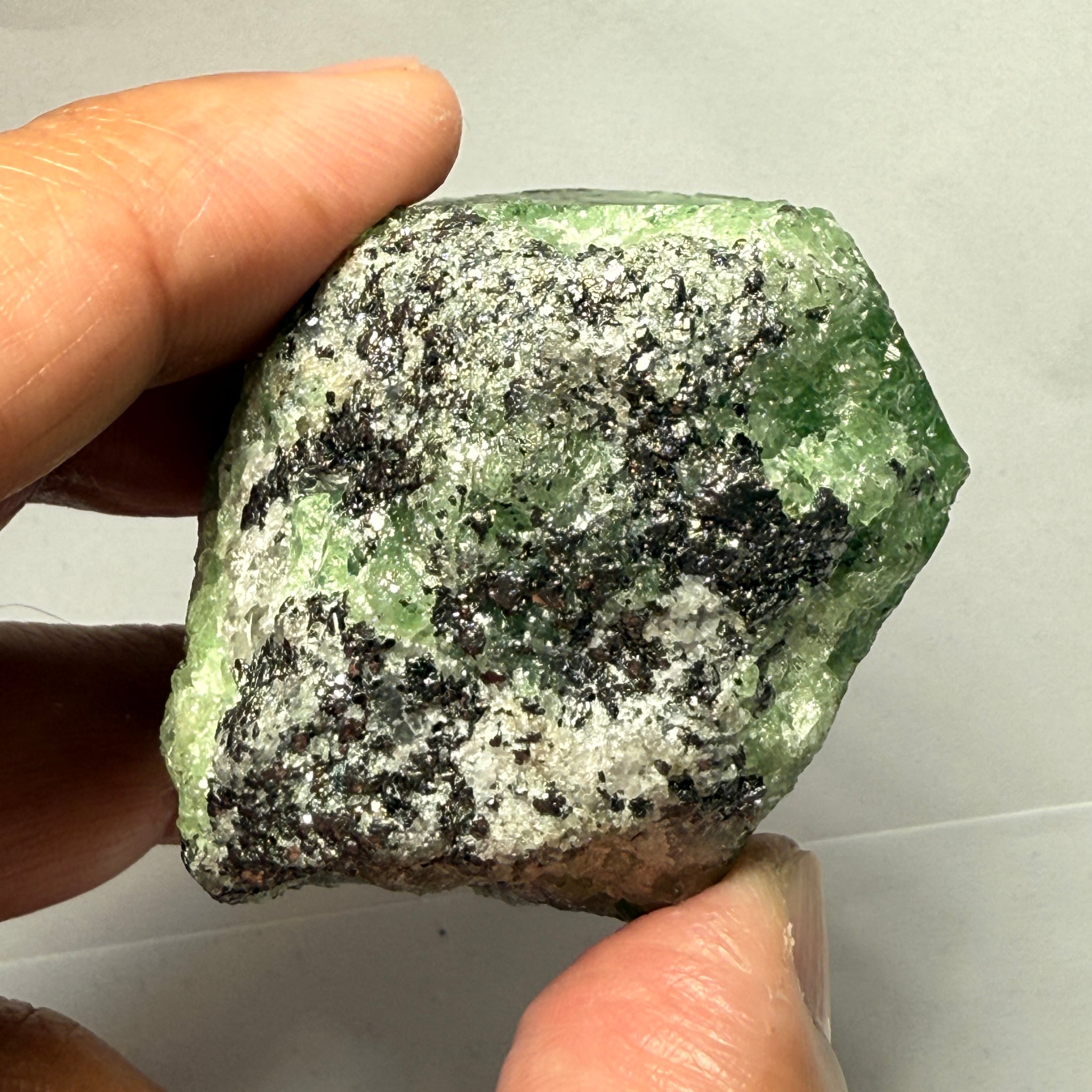 Tsavorite Crystal, can you see the gemmy portion in the Crystal?126.50gm / 632.00ct, Merelani, Tanzania, Unheated Untreated