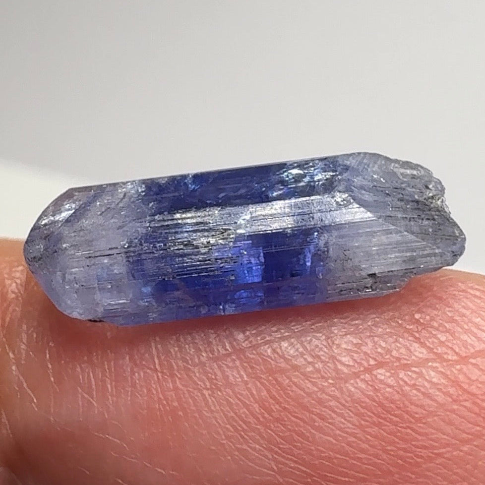Tanzanite Crystal double terminated, 4.53ct, Merelani, Tanzania. Gently Heated