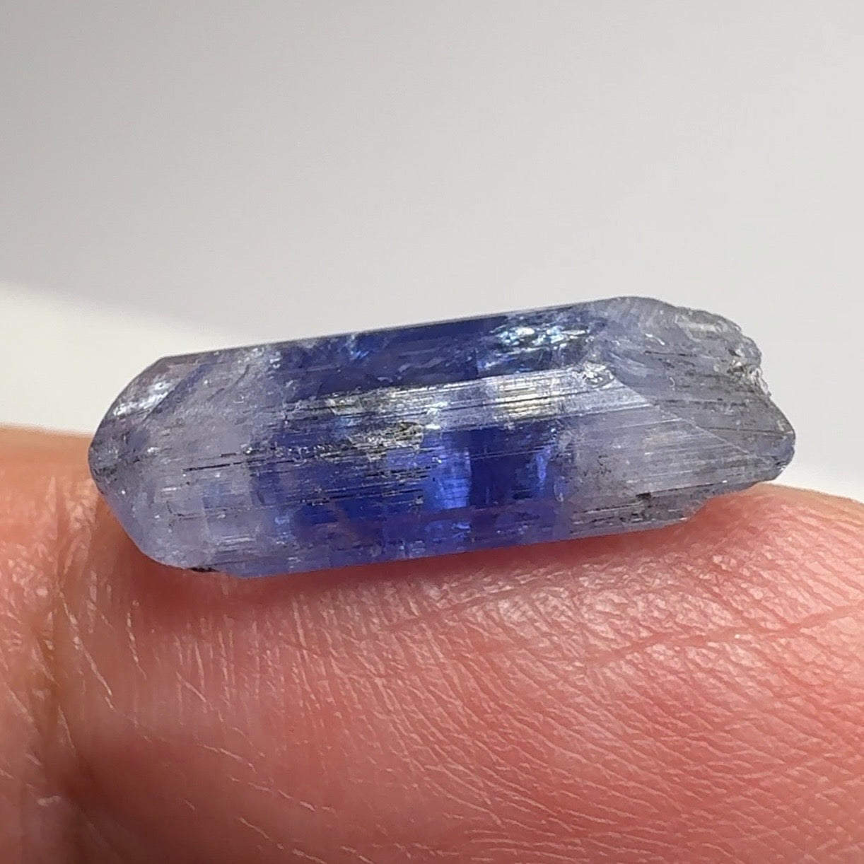 Tanzanite Crystal double terminated, 4.53ct, Merelani, Tanzania. Gently Heated