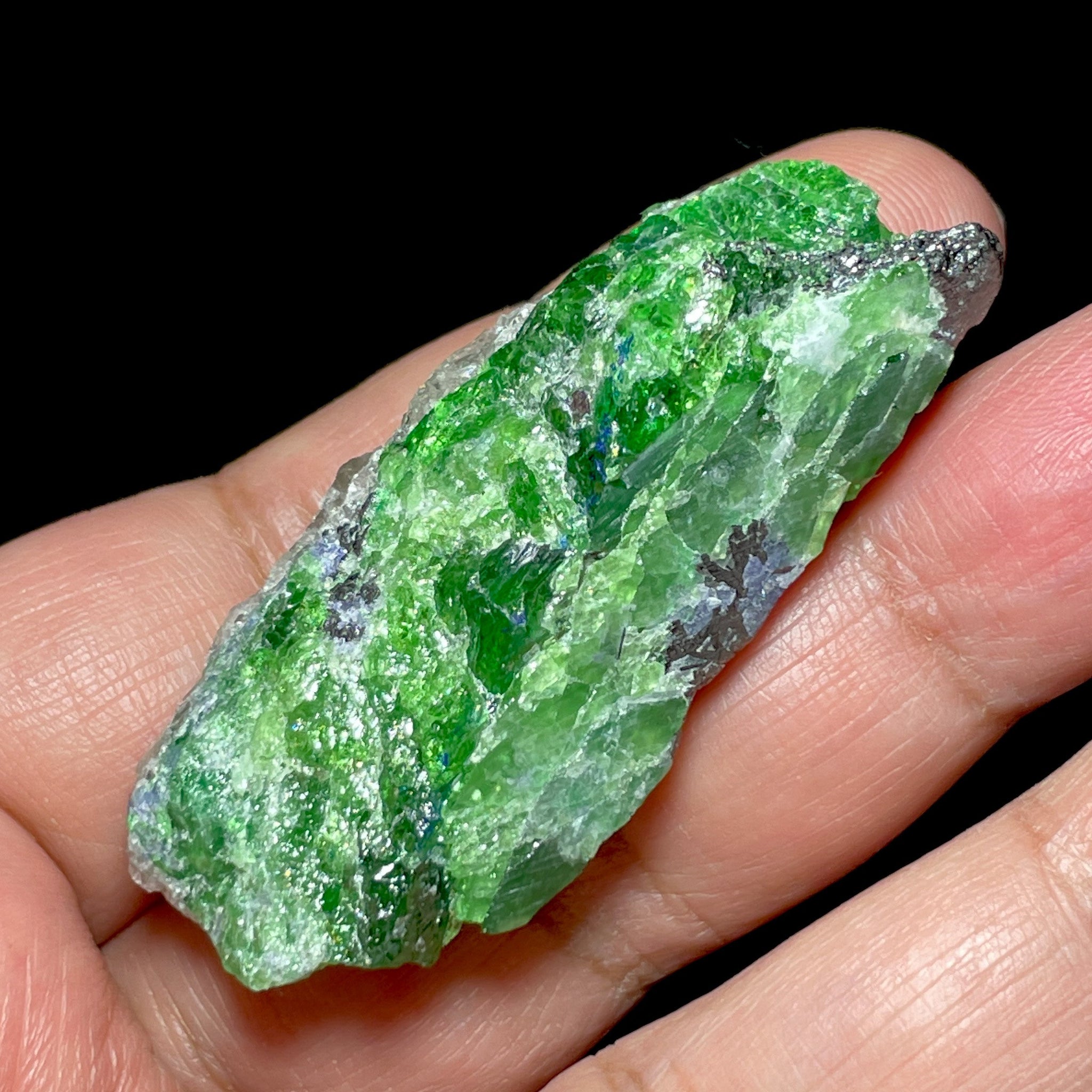 39.60Gm Tsavorite And Tanzanite Crystal On Matrix Merelani Tanzania. 5.67 X 1.83 2.29 Cm