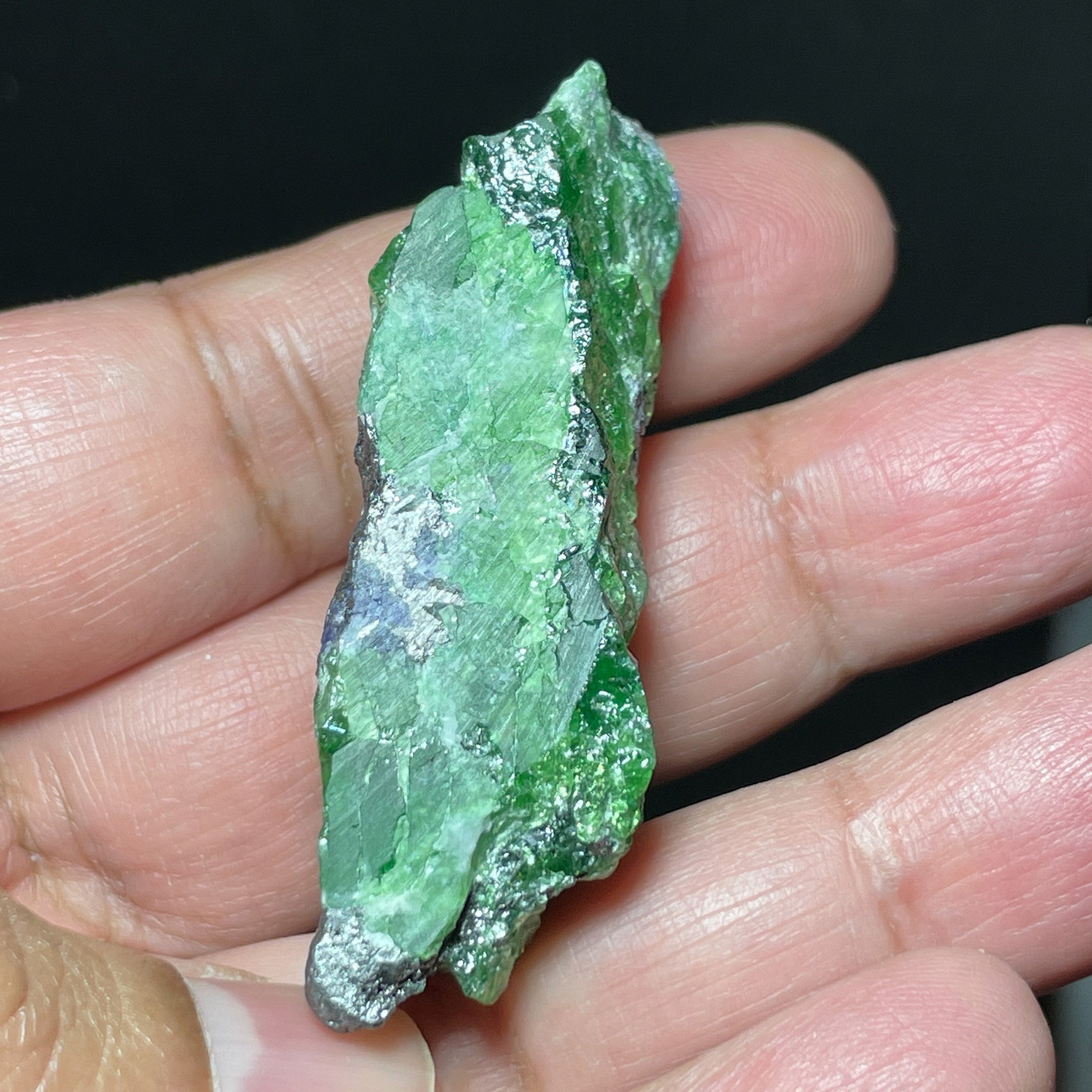 39.60Gm Tsavorite And Tanzanite Crystal On Matrix Merelani Tanzania. 5.67 X 1.83 2.29 Cm