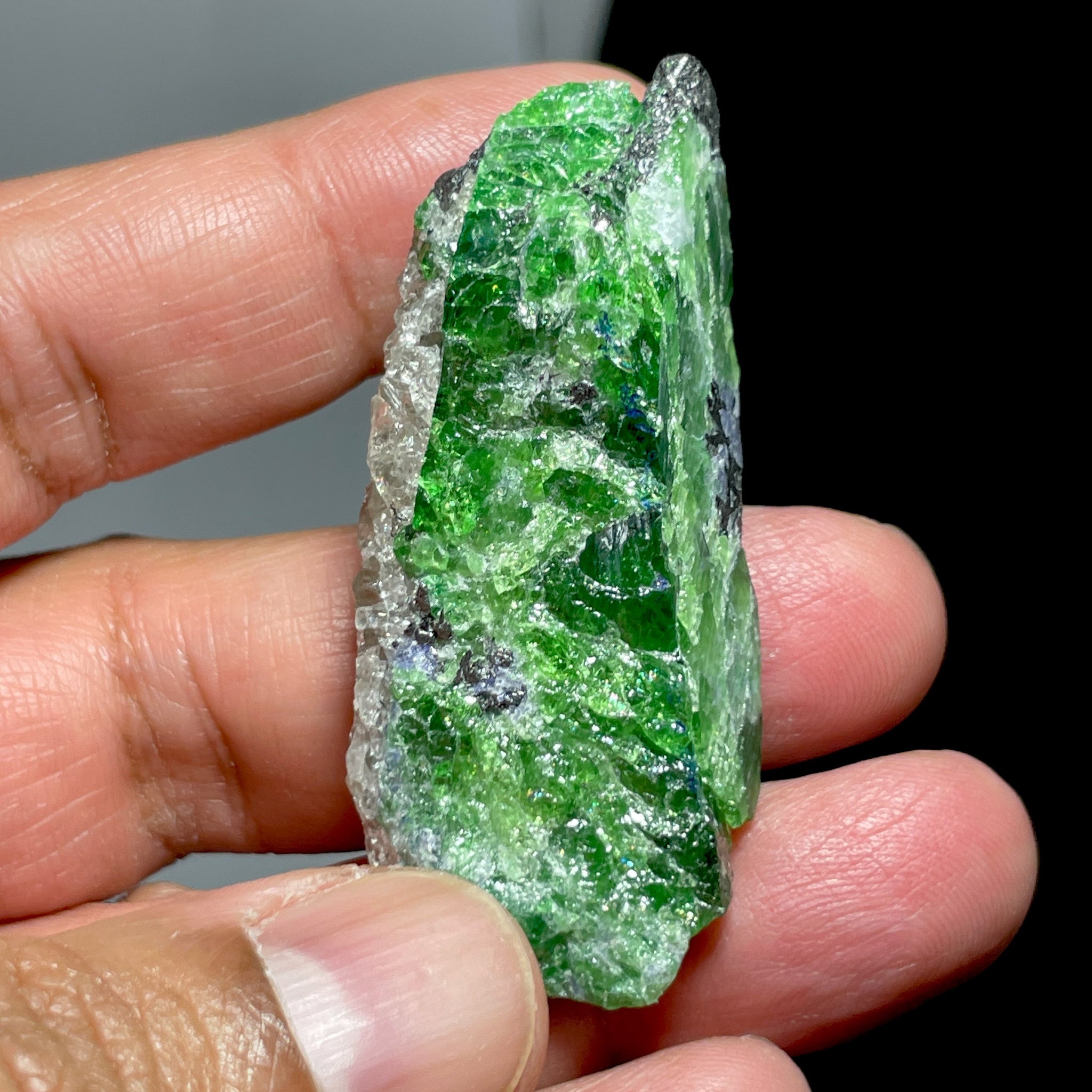 39.60Gm Tsavorite And Tanzanite Crystal On Matrix Merelani Tanzania. 5.67 X 1.83 2.29 Cm