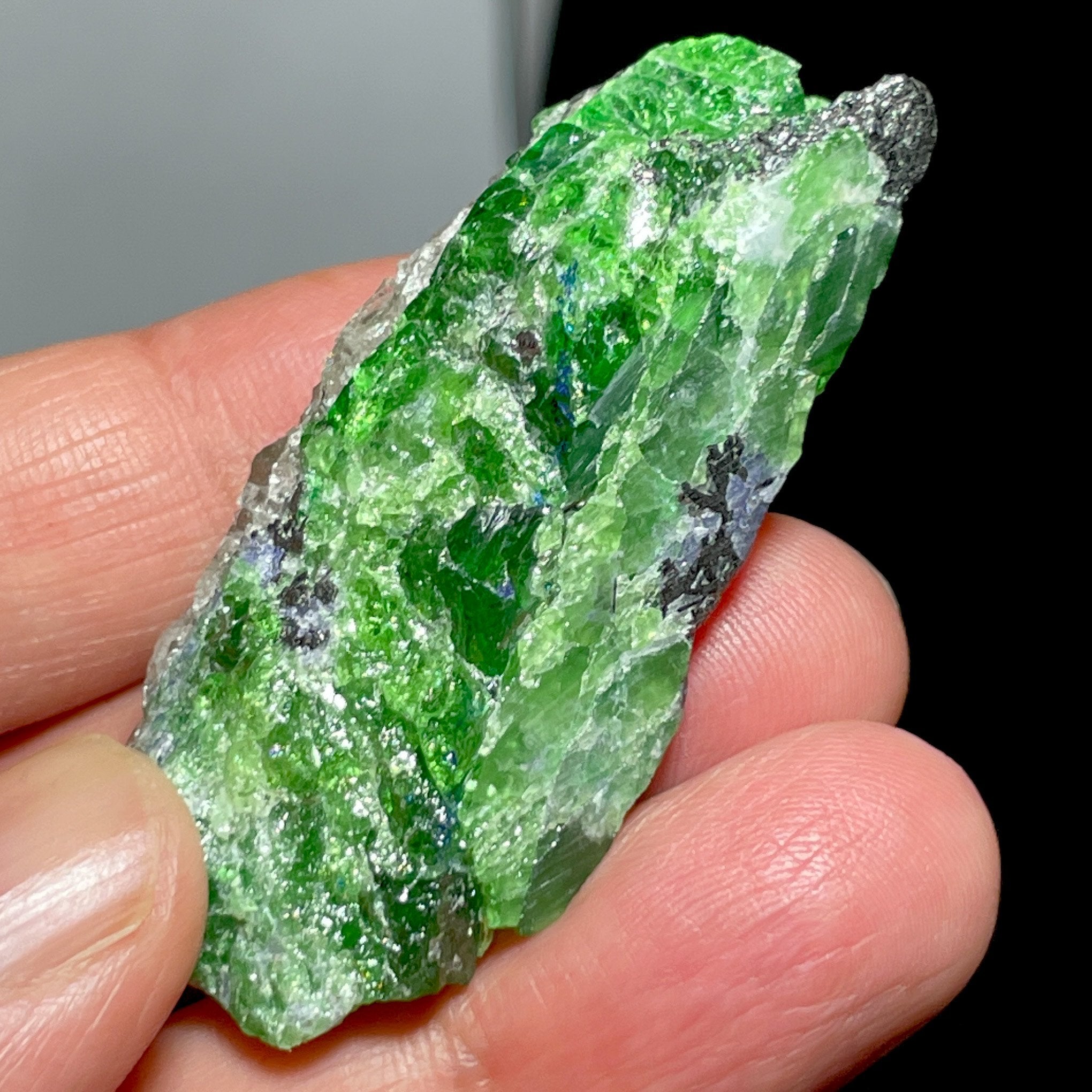 39.60Gm Tsavorite And Tanzanite Crystal On Matrix Merelani Tanzania. 5.67 X 1.83 2.29 Cm