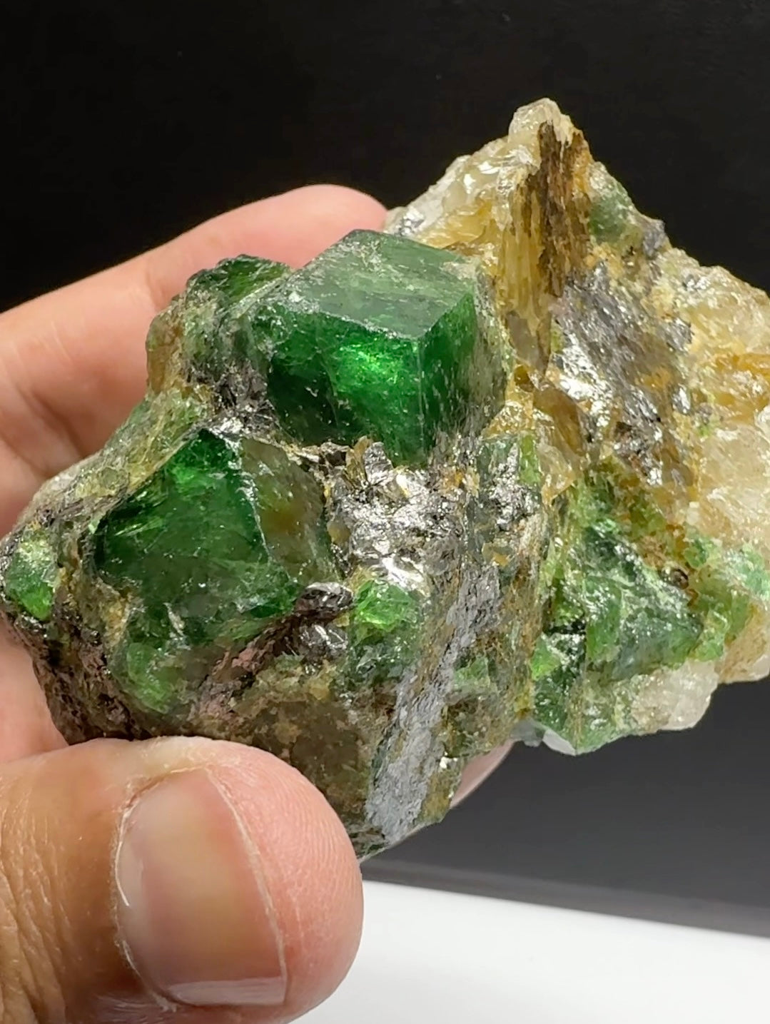 Tsavorite Garnet on Quartz and Graphite, Incredibly rare, 308.20gm / 1541ct, naturally free standing, Merelani, Tanzania, Unheated Untreated, very very rare piece, 87.2mm x 76mm x 53.5