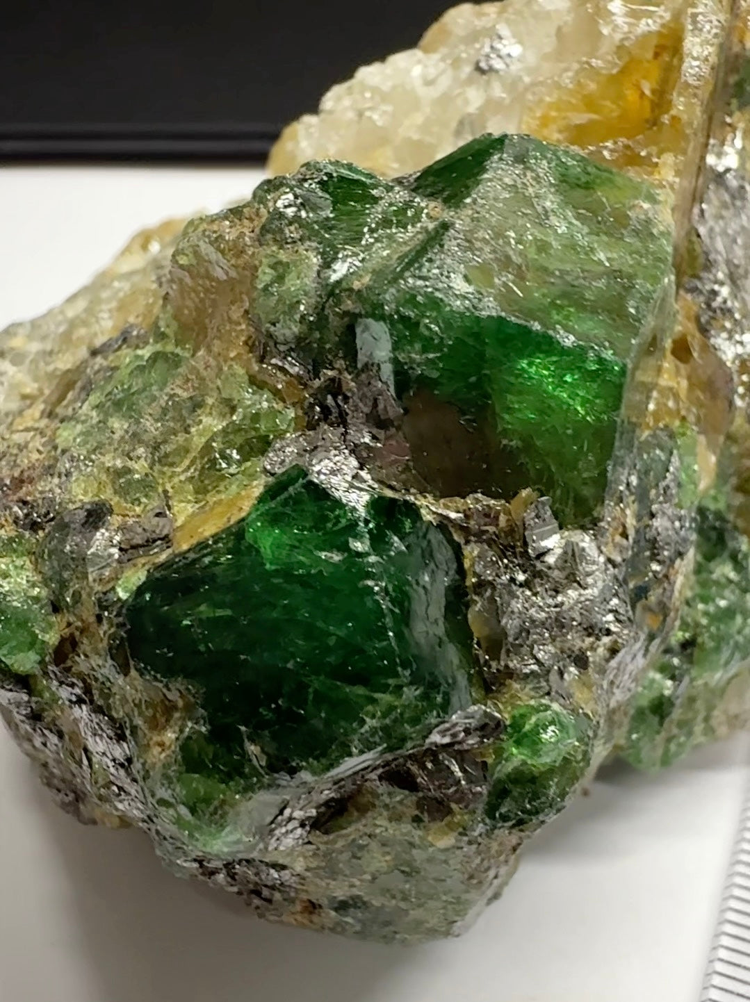 Tsavorite Garnet on Quartz and Graphite, Incredibly rare, 308.20gm / 1541ct, naturally free standing, Merelani, Tanzania, Unheated Untreated, very very rare piece, 87.2mm x 76mm x 53.5