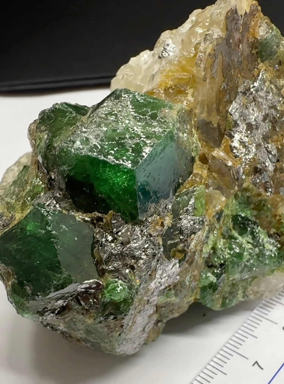 Tsavorite Garnet on Quartz and Graphite, Incredibly rare, 308.20gm / 1541ct, naturally free standing, Merelani, Tanzania, Unheated Untreated, very very rare piece, 87.2mm x 76mm x 53.5