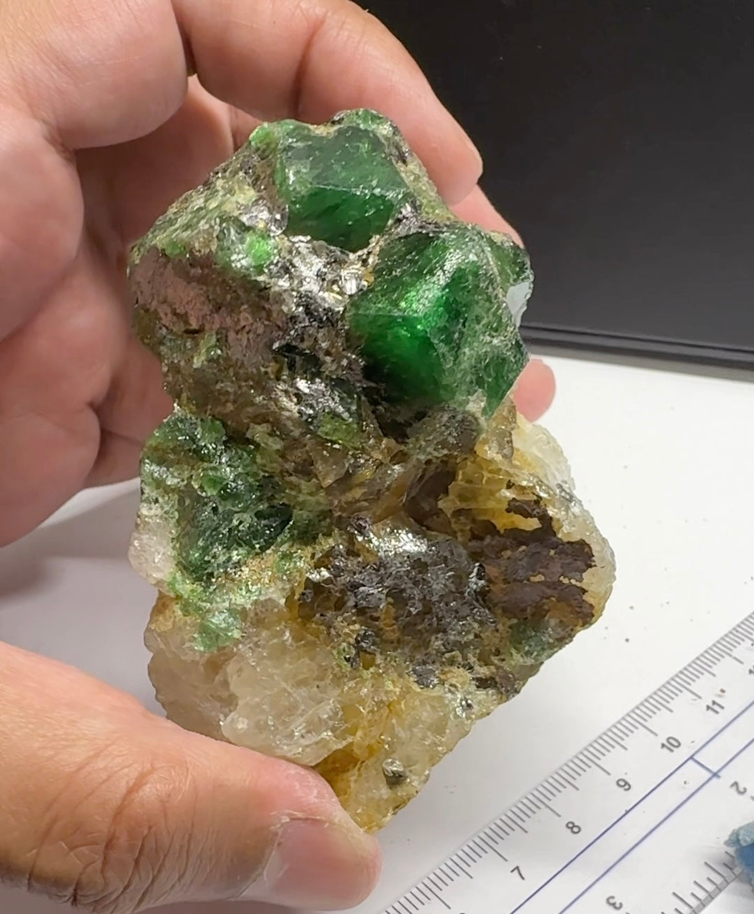 Tsavorite Garnet on Quartz and Graphite, Incredibly rare, 308.20gm / 1541ct, naturally free standing, Merelani, Tanzania, Unheated Untreated, very very rare piece, 87.2mm x 76mm x 53.5
