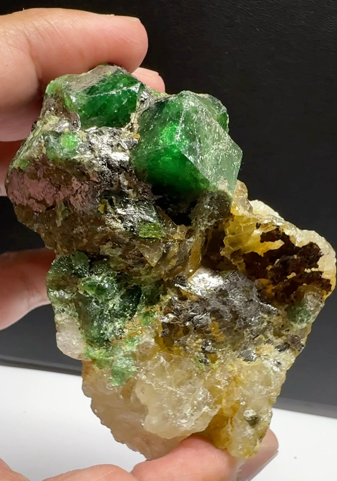 Tsavorite Garnet on Quartz and Graphite, Incredibly rare, 308.20gm / 1541ct, naturally free standing, Merelani, Tanzania, Unheated Untreated, very very rare piece, 87.2mm x 76mm x 53.5