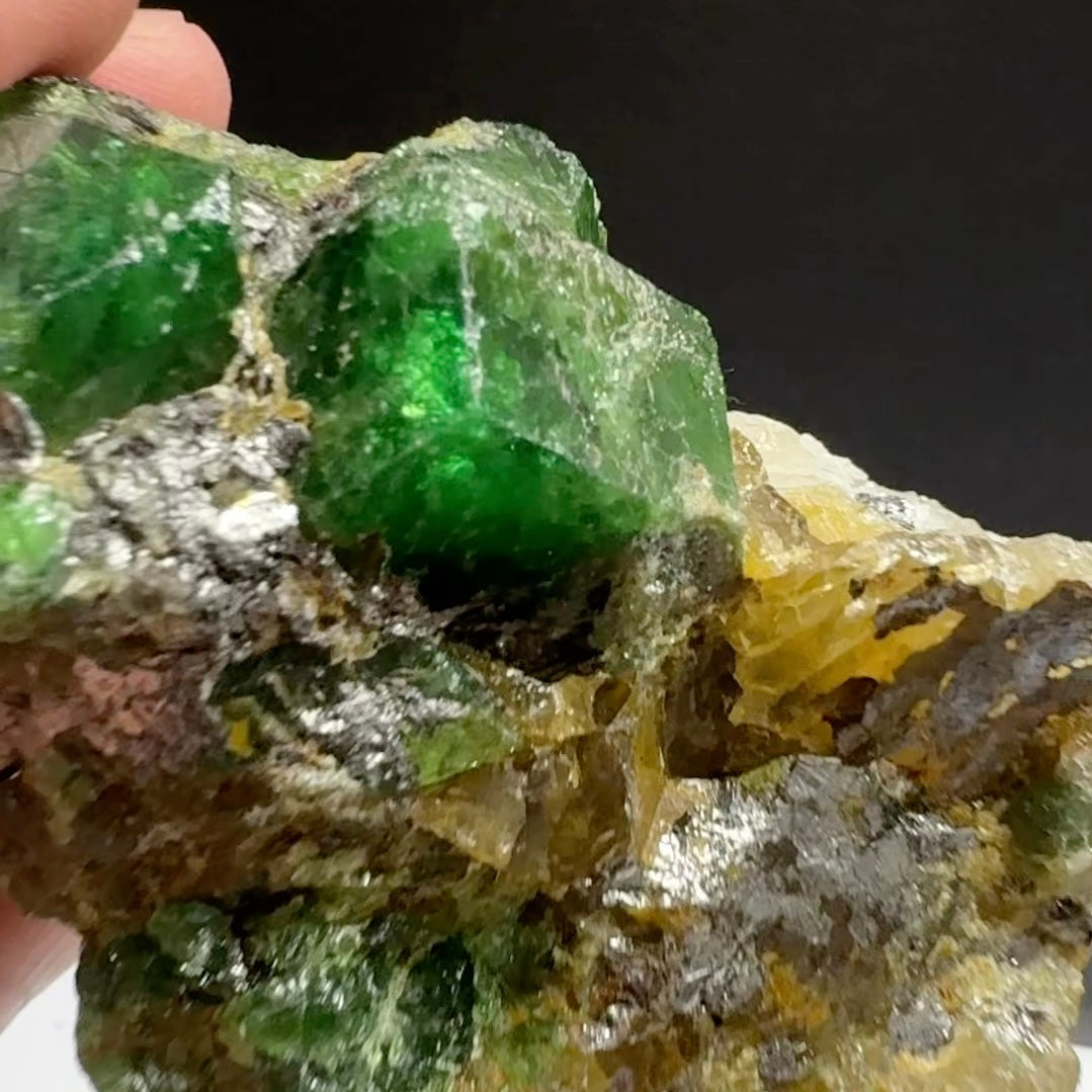 Tsavorite Garnet on Quartz and Graphite, Incredibly rare, 308.20gm / 1541ct, naturally free standing, Merelani, Tanzania, Unheated Untreated, very very rare piece, 87.2mm x 76mm x 53.5