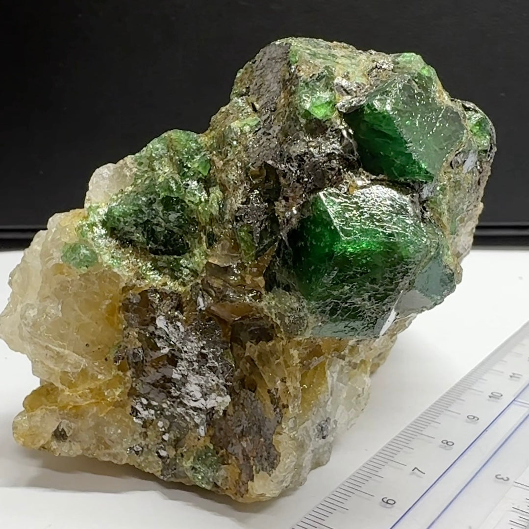 Tsavorite Garnet on Quartz and Graphite, Incredibly rare, 308.20gm / 1541ct, naturally free standing, Merelani, Tanzania, Unheated Untreated, very very rare piece, 87.2mm x 76mm x 53.5