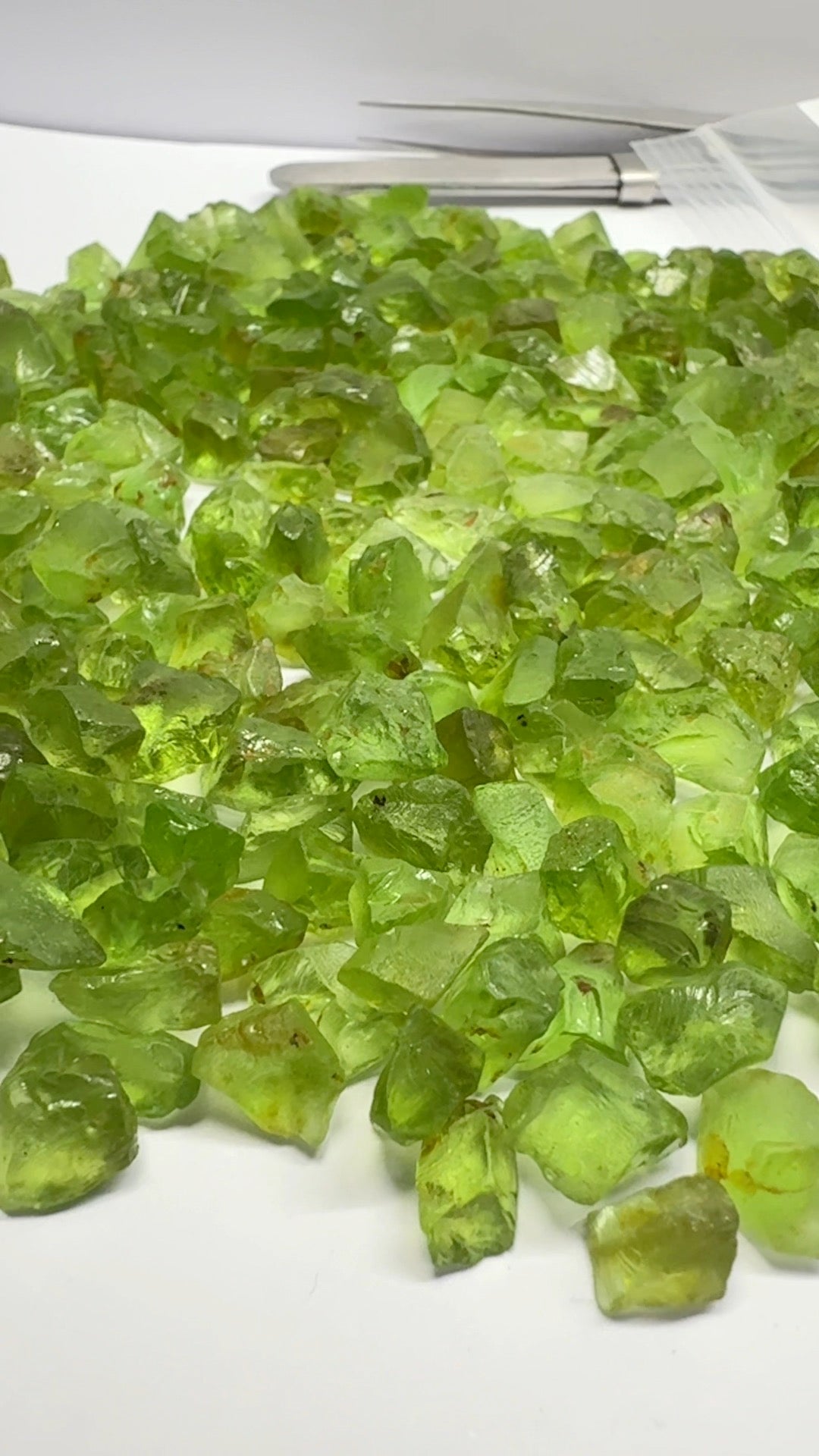 GoGo Peridot Lot, 207gm / 1035ct, Tanzania, Untreated Unheated, 4.20ct average size, eye clean and better, comes in at around US$4/gm for the wholesale pack!