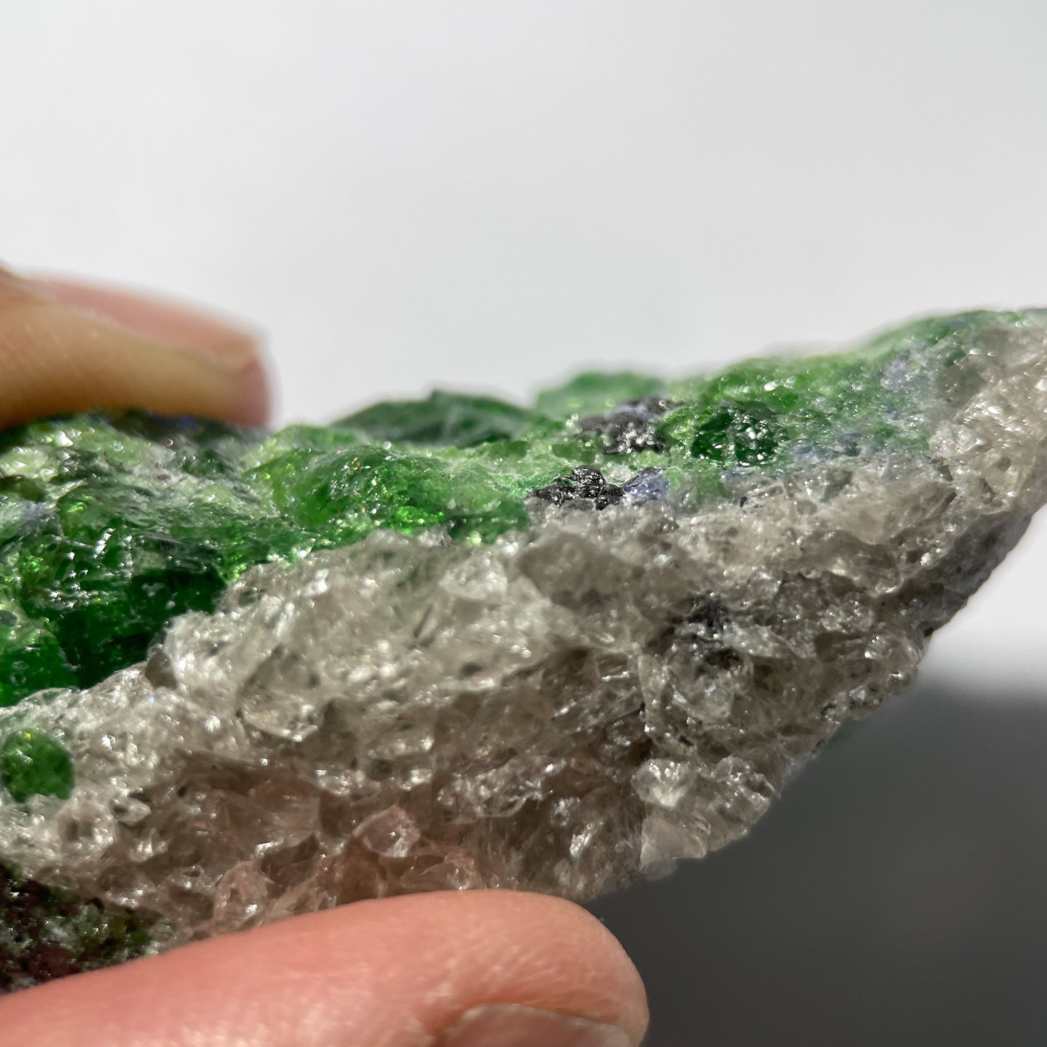 39.60Gm Tsavorite And Tanzanite Crystal On Matrix Merelani Tanzania. 5.67 X 1.83 2.29 Cm