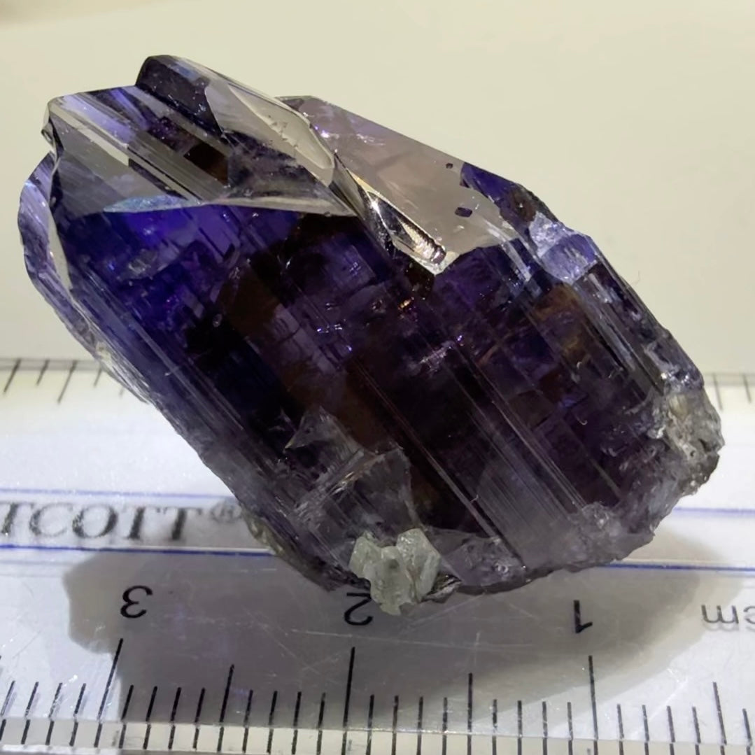 Tanzanite Crystal, 78.95ct / 15.772gm, from Merelani, Tanzania.  Untreated Unheated, Size: 32.2 × 18.5 × 17.2 mm.