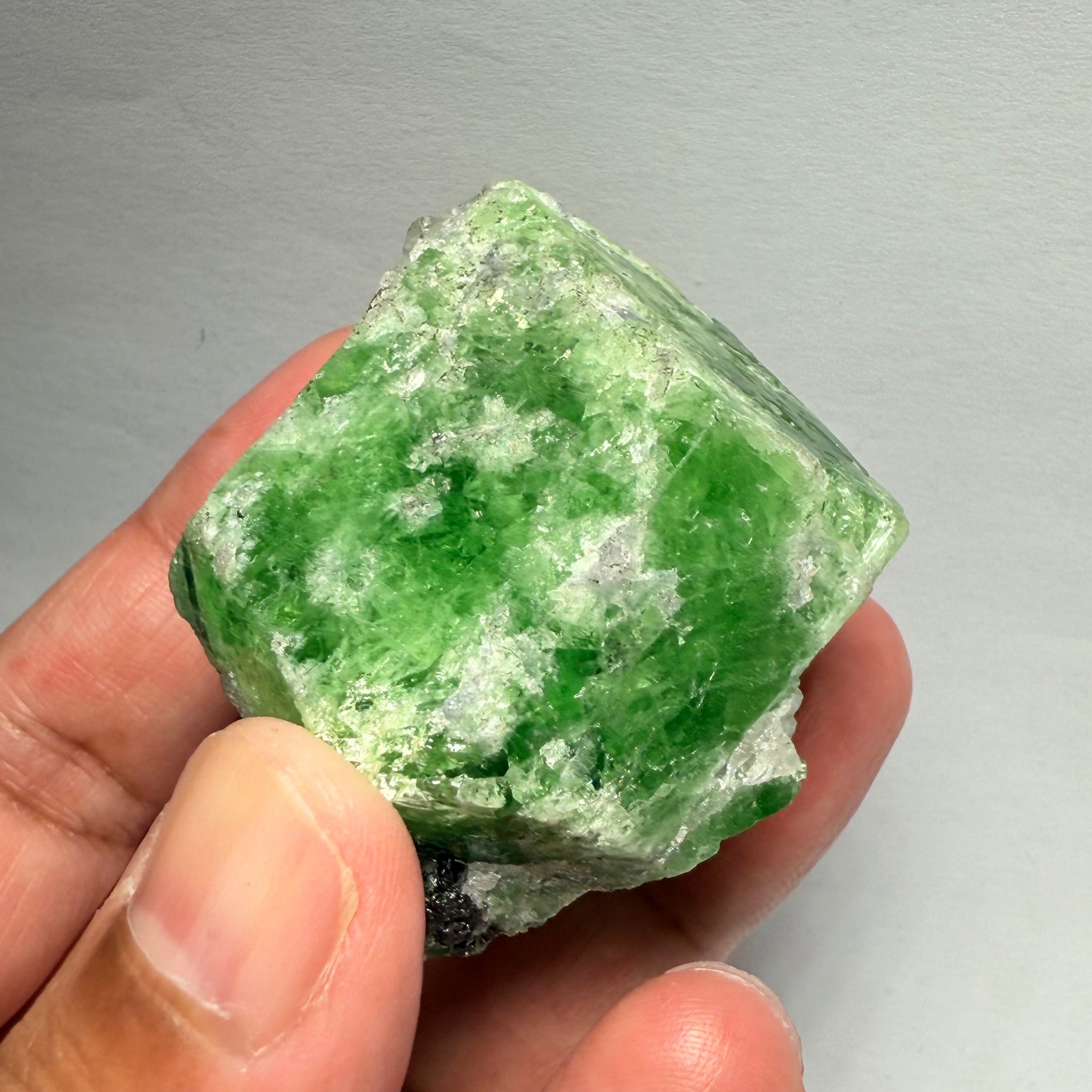 Tsavorite Crystal, can you see the gemmy portion in the Crystal?126.50gm / 632.00ct, Merelani, Tanzania, Unheated Untreated