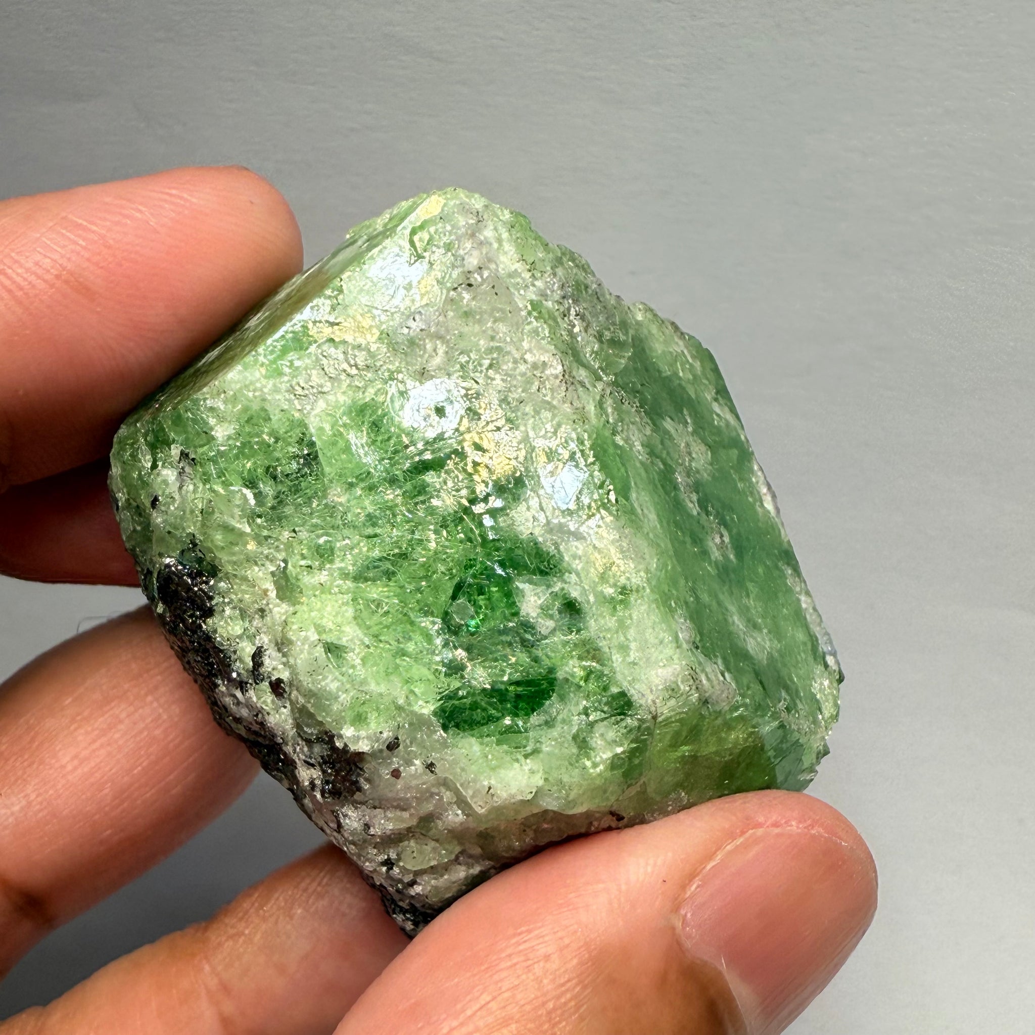 Tsavorite Crystal, can you see the gemmy portion in the Crystal?126.50gm / 632.00ct, Merelani, Tanzania, Unheated Untreated